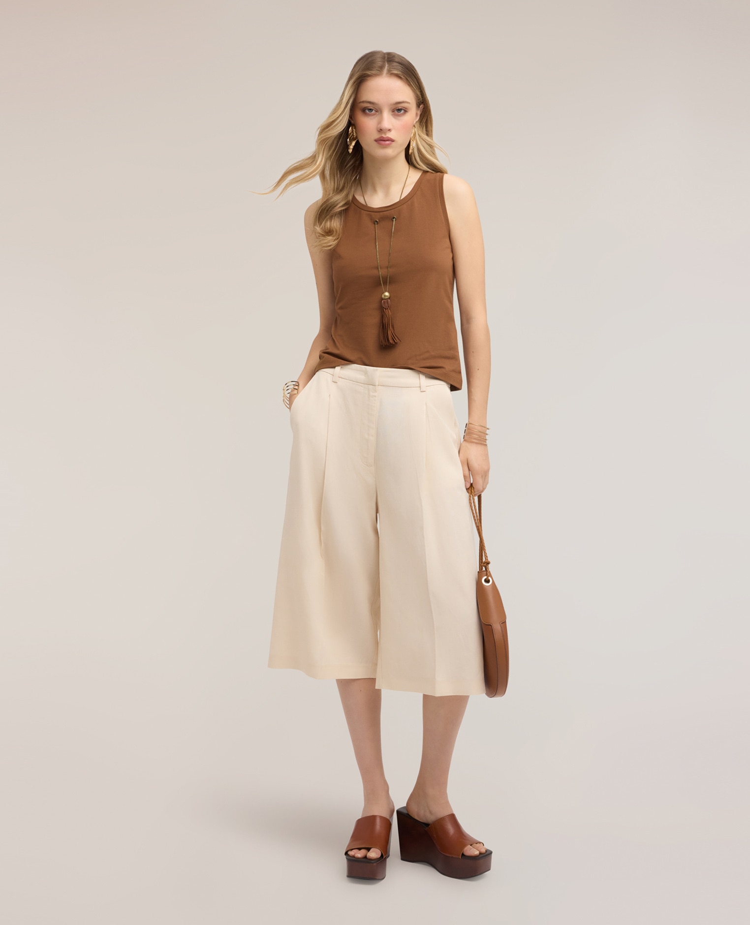 Top de mujer con collar de borla integrado escote redondo con collar de borlas integrado - Motivi - Marrón Marrón-3