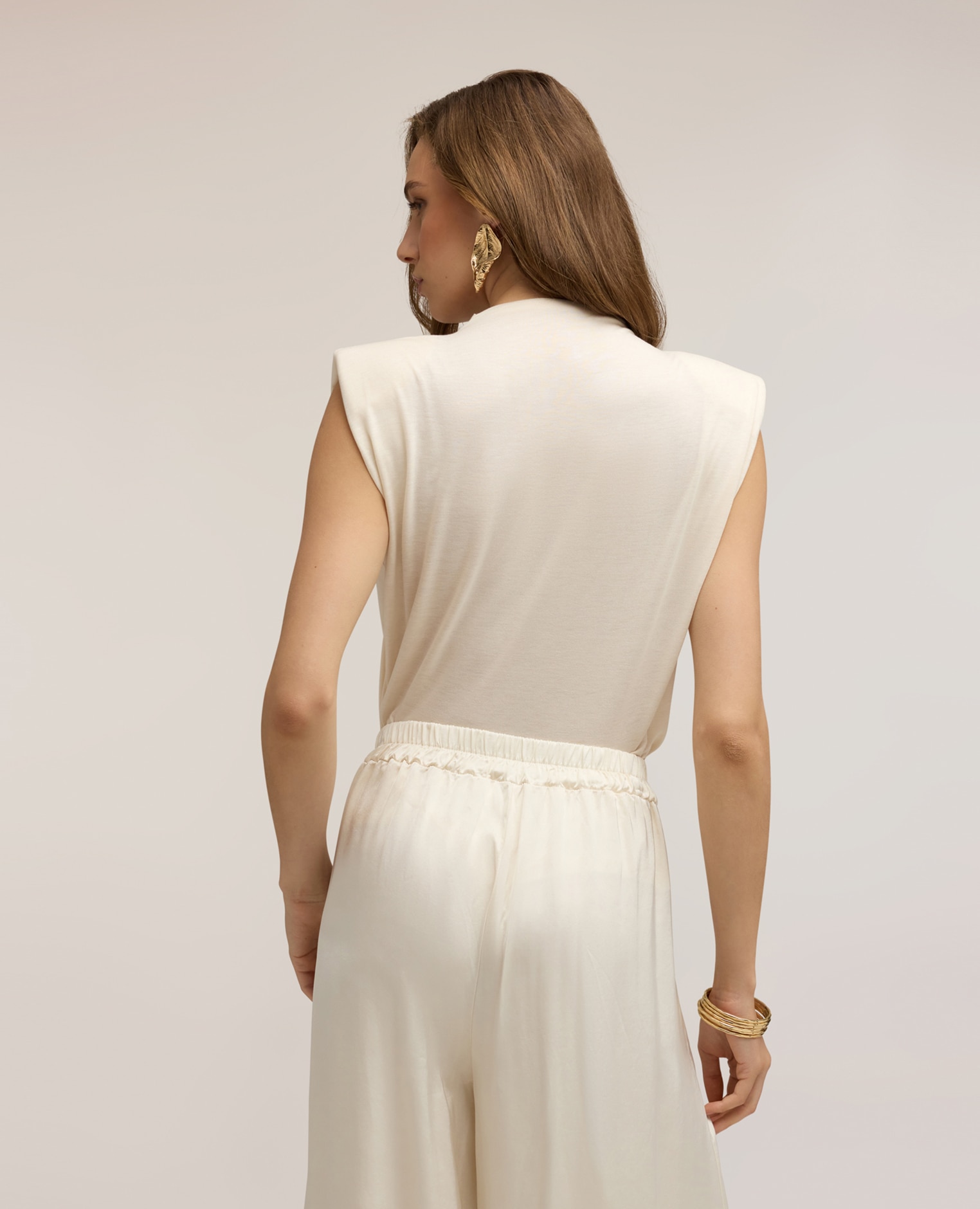 Camiseta de mujer con fruncido y aplicaciones en el cuello escote redondo con fruncido y aplicaciones metálicas - Motivi - Blanco Blanco-2