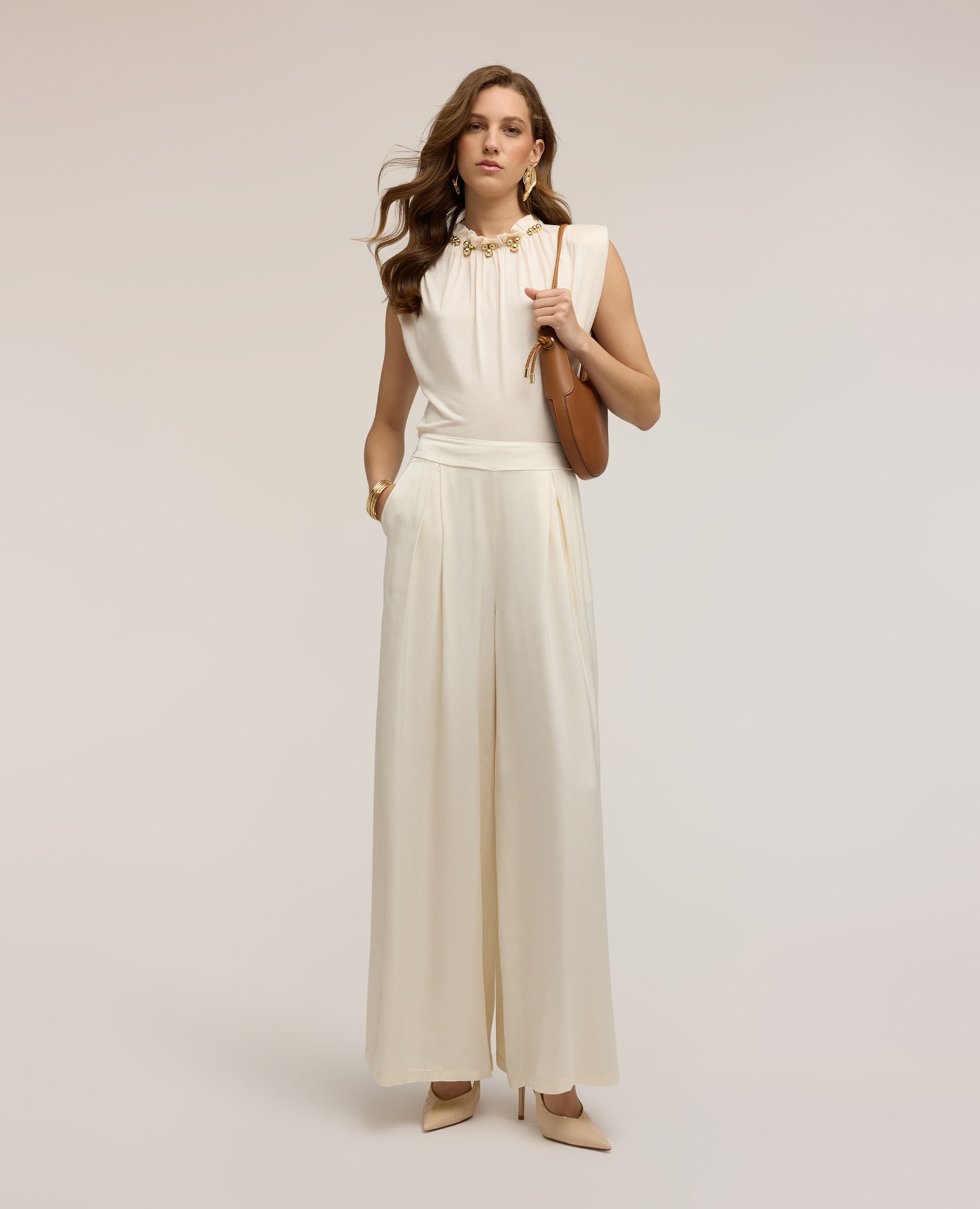 Camiseta de mujer con fruncido y aplicaciones en el cuello escote redondo con fruncido y aplicaciones metálicas - Motivi - Blanco Blanco-3