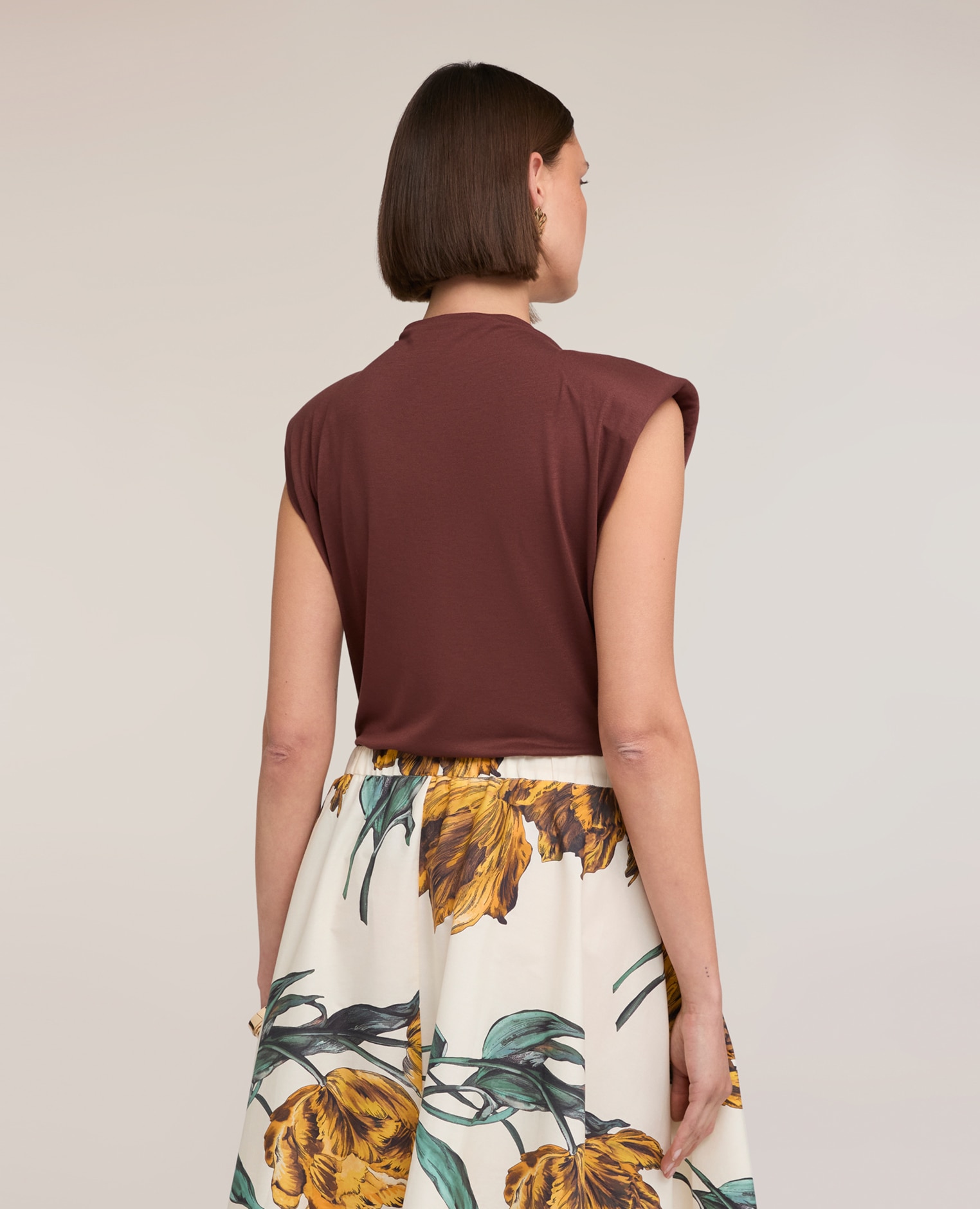Camiseta de mujer con fruncido y aplicaciones en el cuello escote redondo con fruncido y aplicaciones metálicas - Motivi - Marrón Marrón-2