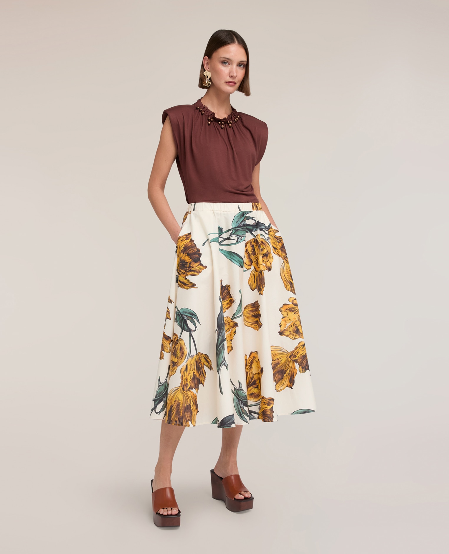 Camiseta de mujer con fruncido y aplicaciones en el cuello escote redondo con fruncido y aplicaciones metálicas - Motivi - Marrón Marrón-3