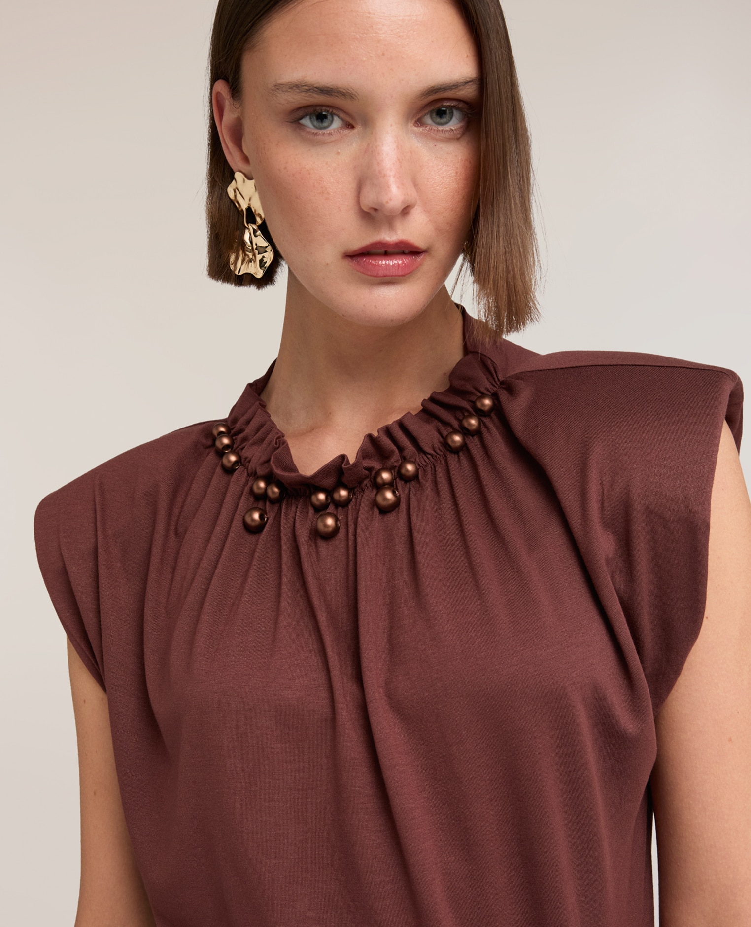 Camiseta de mujer con fruncido y aplicaciones en el cuello escote redondo con fruncido y aplicaciones metálicas - Motivi - Marrón Marrón-4