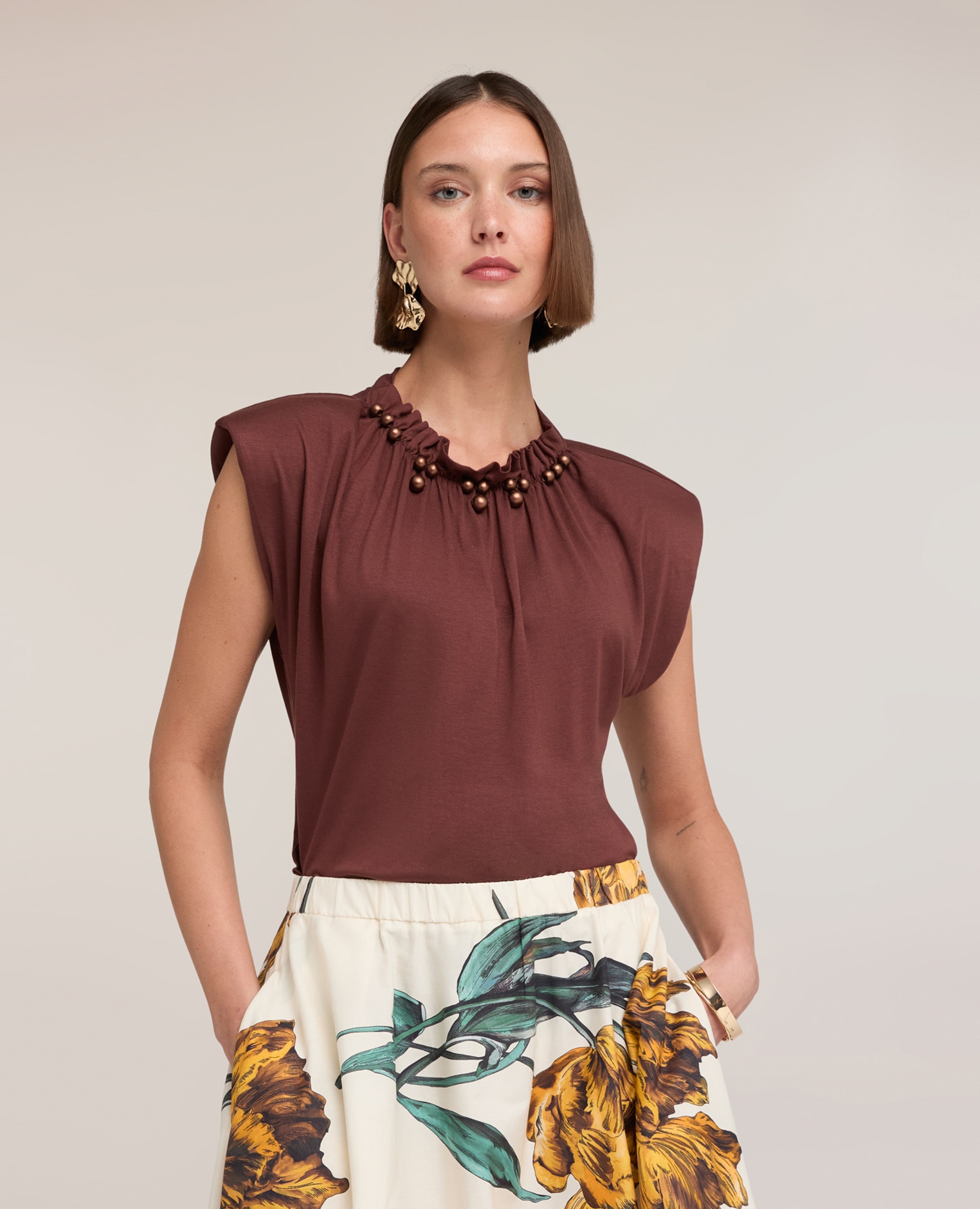 Motivi - Camiseta de mujer con fruncido y aplicaciones en el cuello escote redondo con fruncido y aplicaciones metálicas.