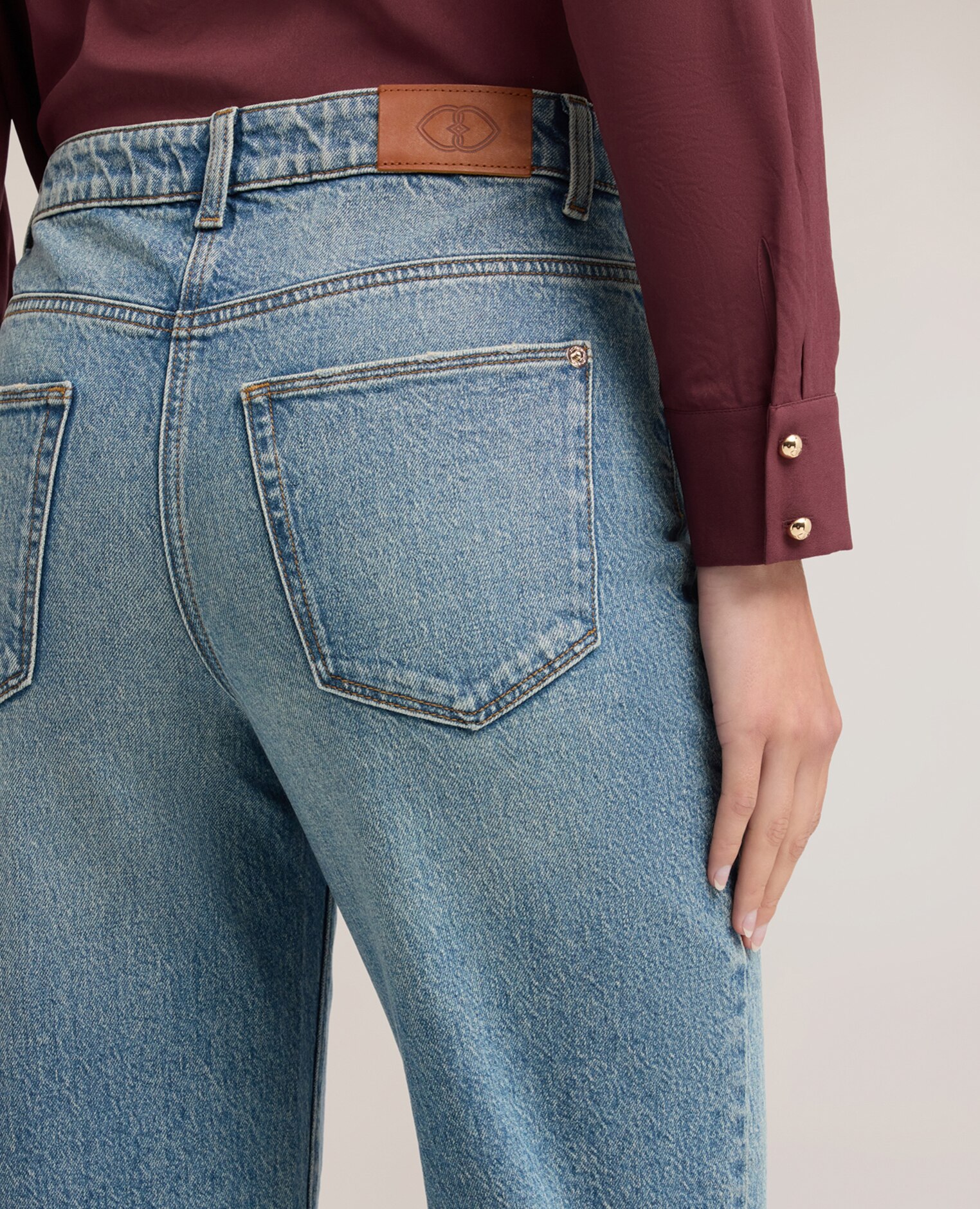 Jeans de mujer boyfriend con dobladillo modelo cinco bolsillos con cierre frontal de botón y cremallera - Motivi - Azul claro Azul claro-4