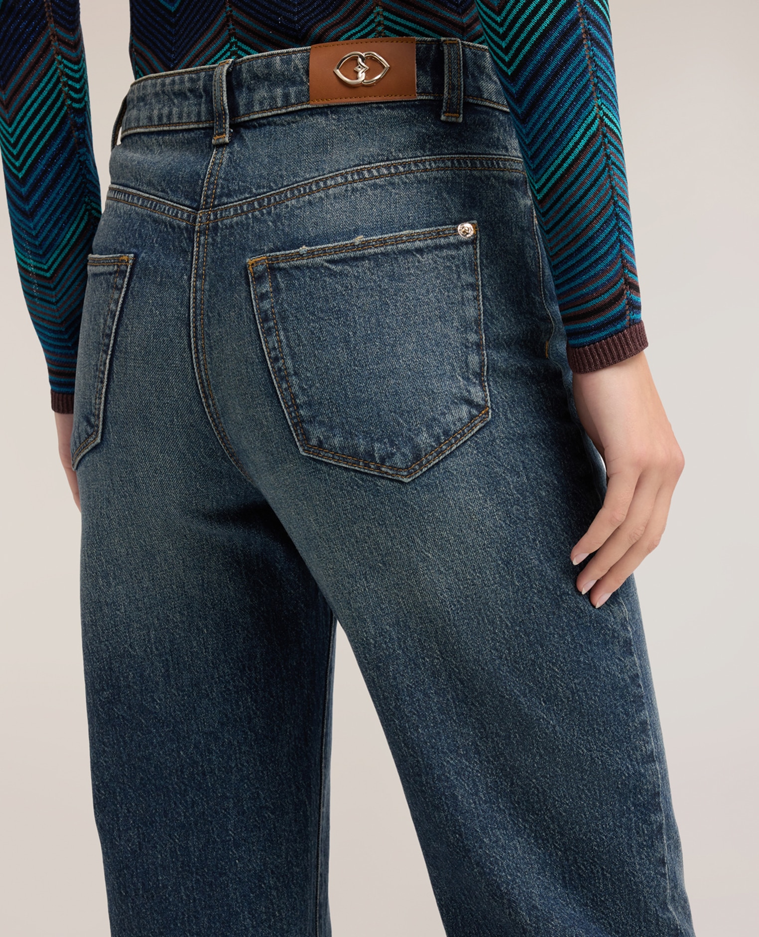 Jeans de mujer boyfriend con dobladillo modelo de cinco bolsillos con cierre de botón y cremallera - Motivi - Azul Azul-4