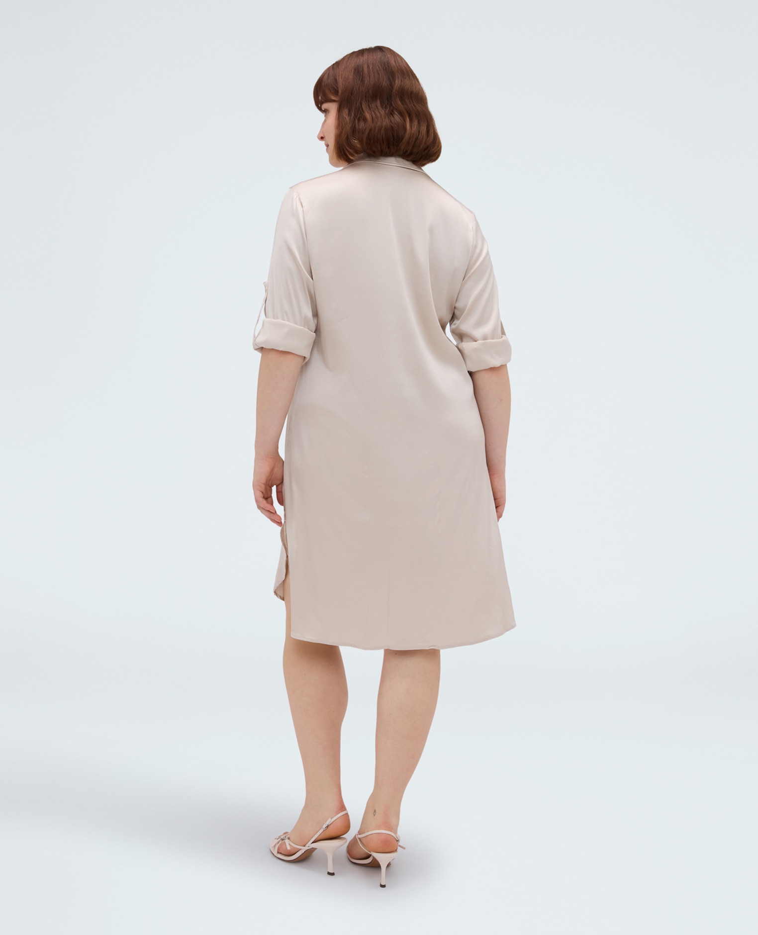Vestido power camisero en raso de viscosa cuello clásico y cierre con botones frontal - Fiorella Rubino - Beige Beige-2