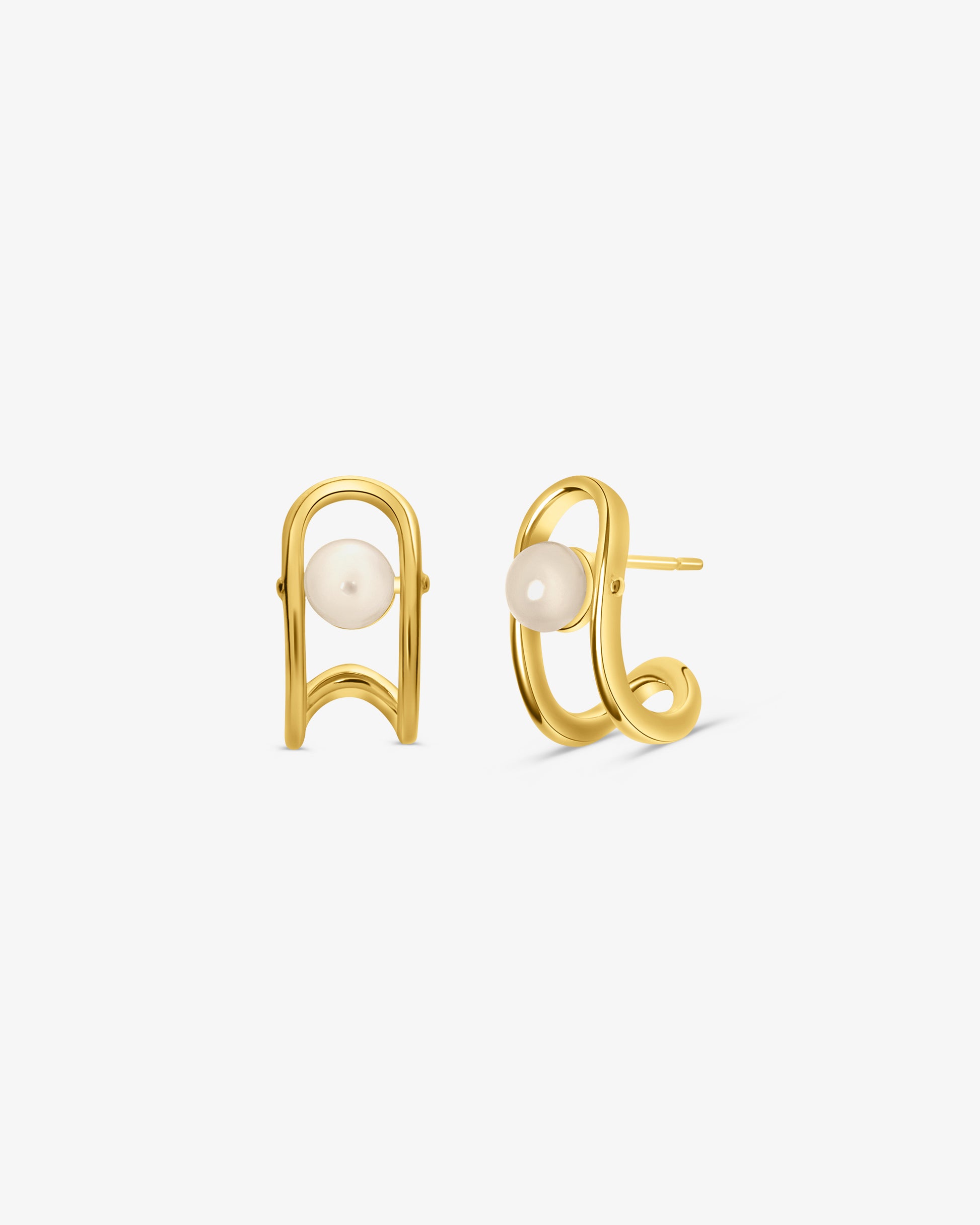 Imagen 0 de Pendientes cortos en plata bañada en oro 18k con perla libre Dorado