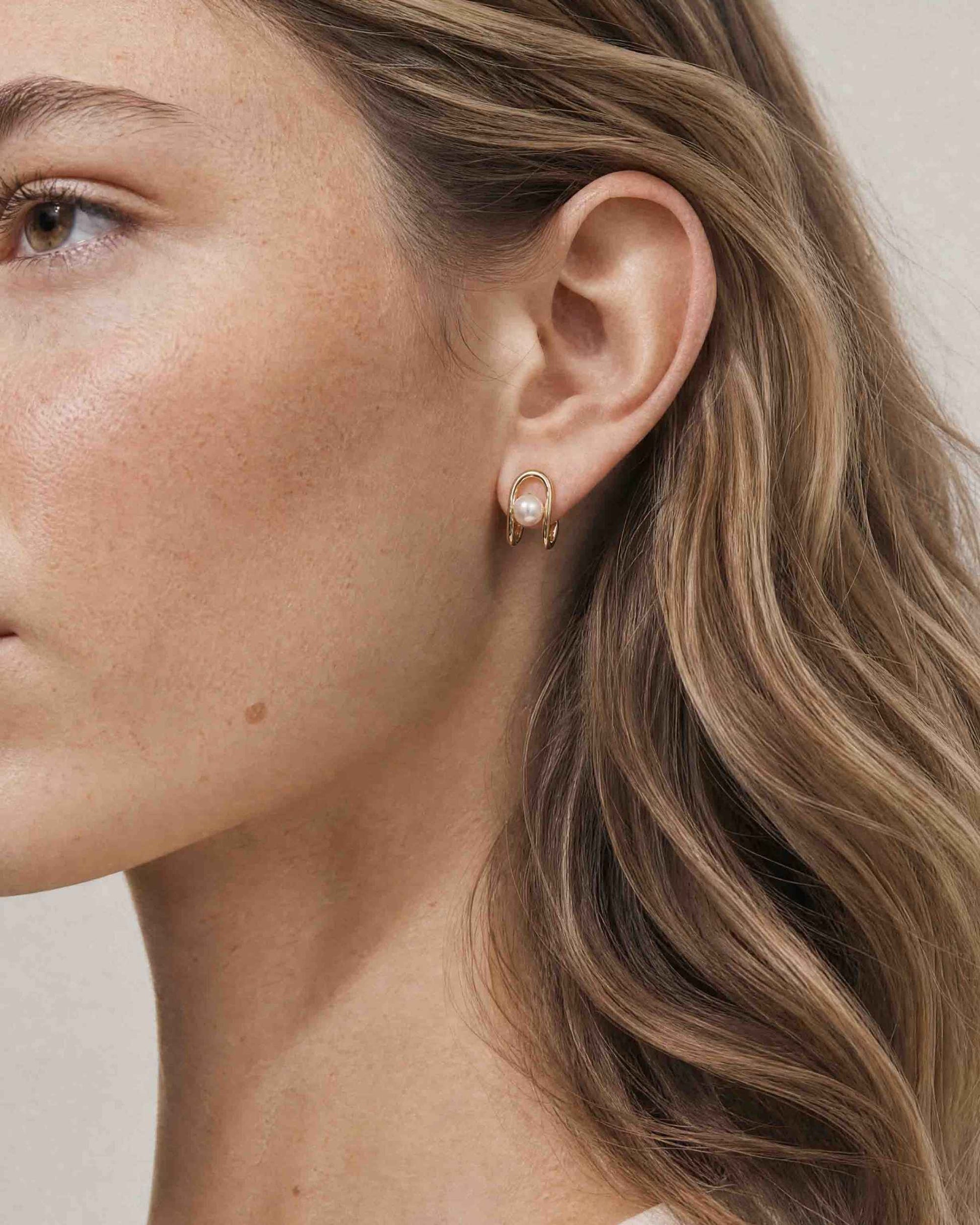Pendientes cortos en plata bañada en oro 18k con perla libre - Majorica - Dorado Dorado-3