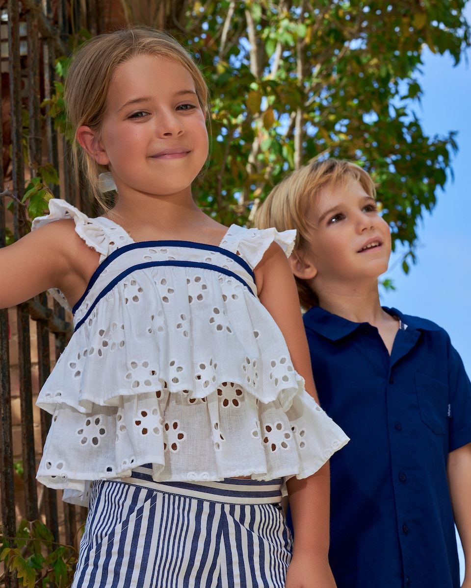 Top de niña de tirantes con bordado de flores · Tutto Piccolo · El