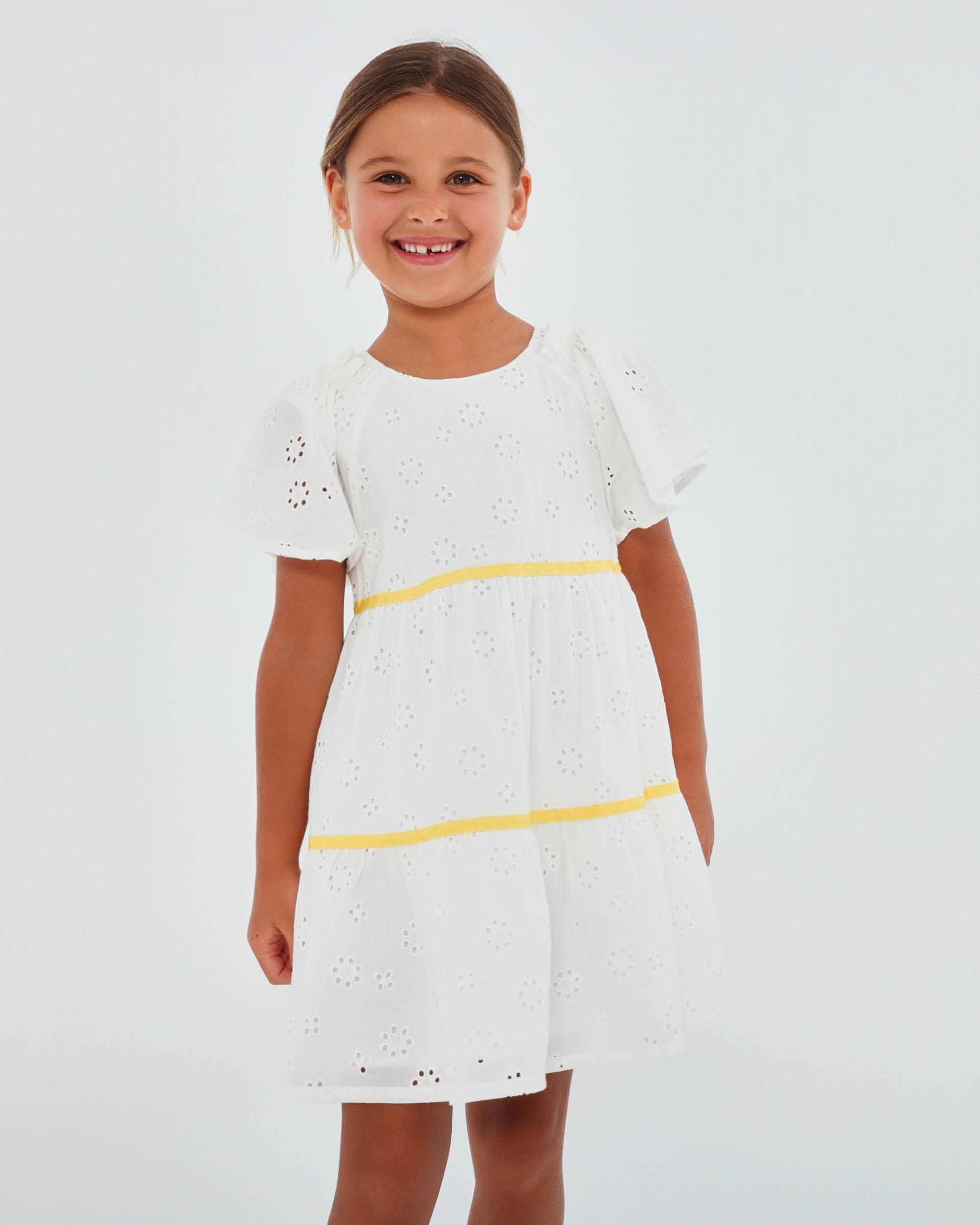 Imagen 0 de Vestido de niña de manga corta en batista bordada Blanco