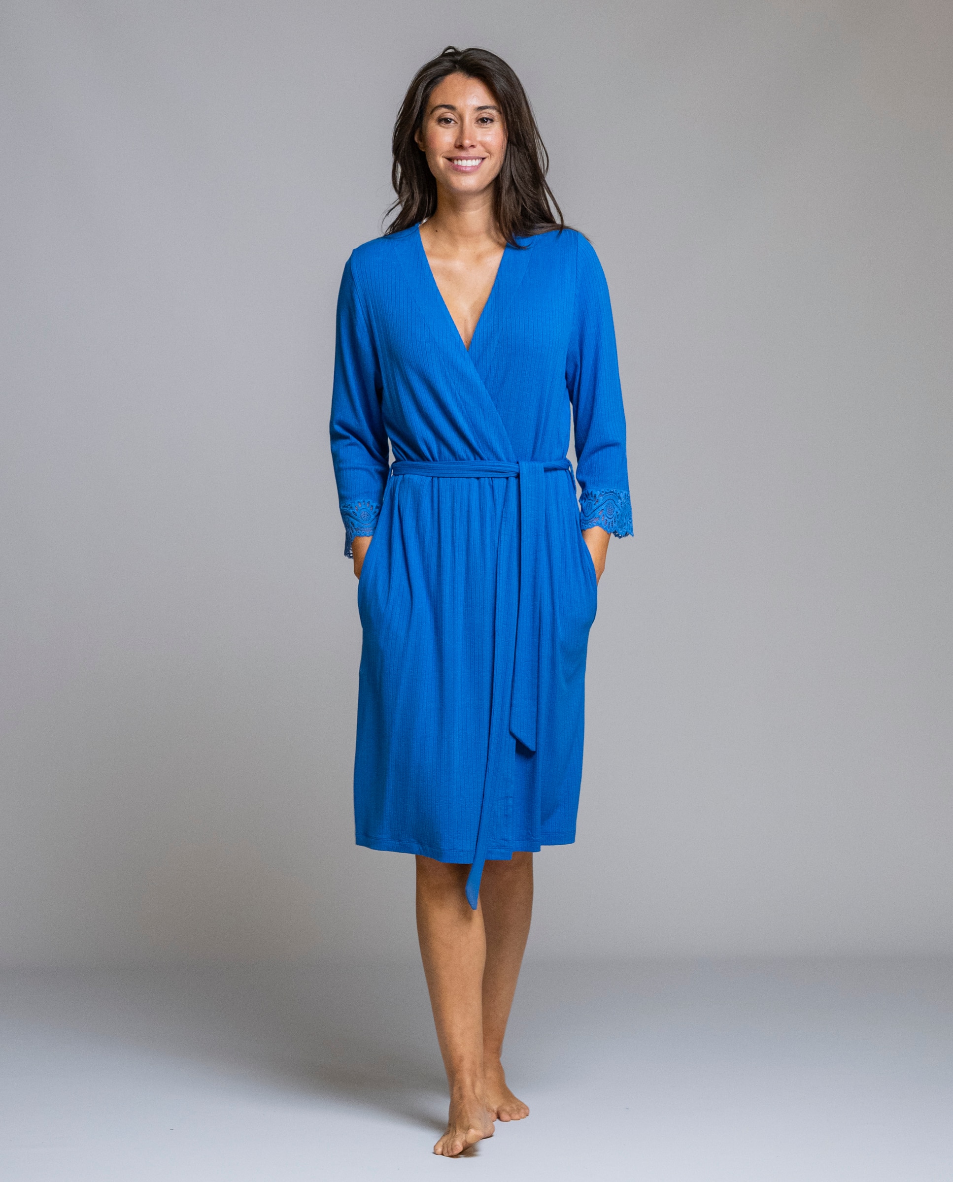 Imagen 0 de Bata de mujer canale viscosa eco-sostenible cruzada con puntilla Azul