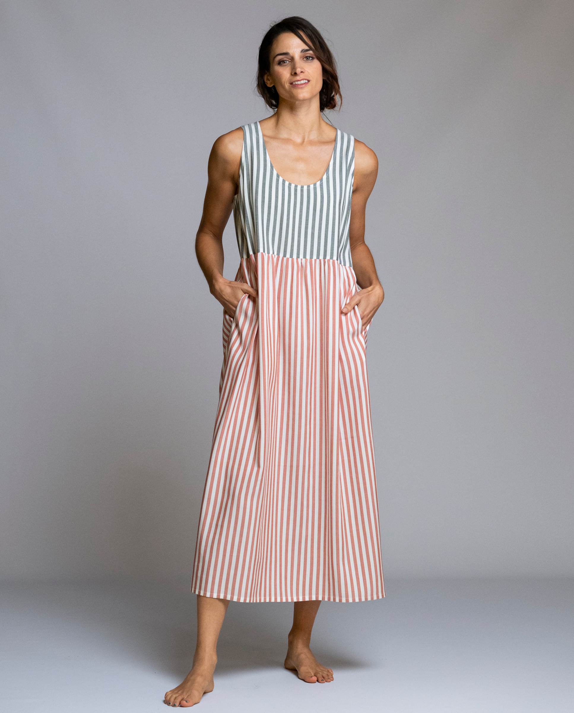 Señoretta - Vestido de playa sin mangas de rayas.
