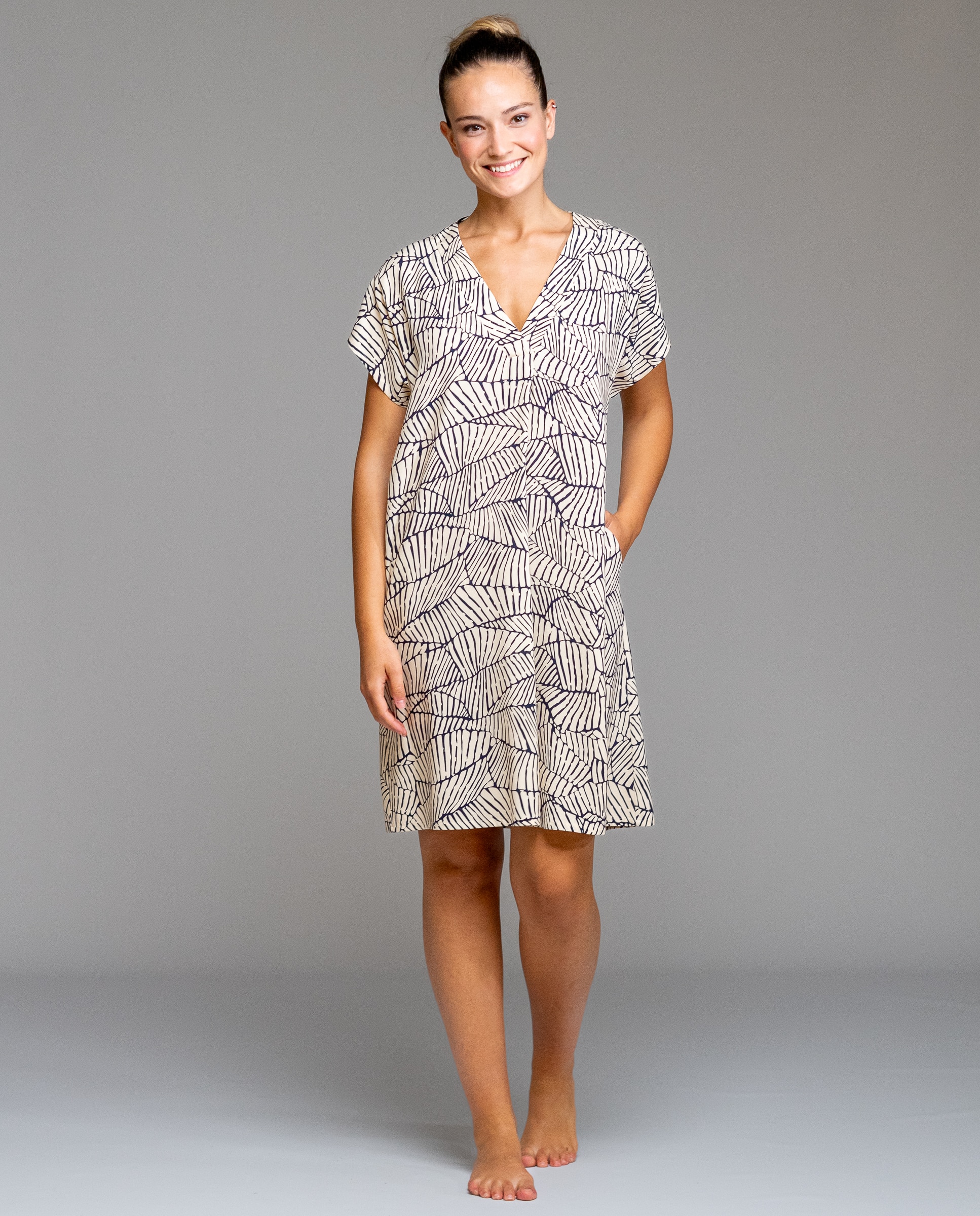 Imagen 0 de Vestido de playa de manga caida estampado hojas bicolor Negro