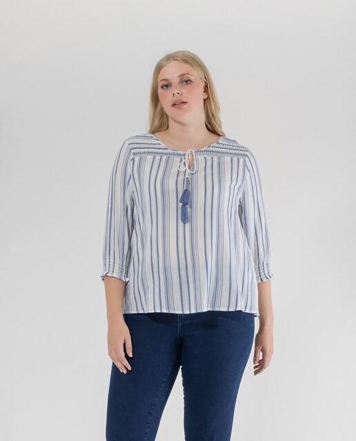 Imagen 0 de Blusa de mujer con  cuello redondo y canesú tipo nido de abeja