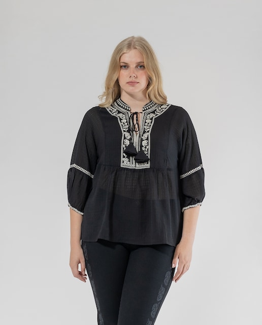 Imagen 0 de Blusa de mujer con bordados y manga francesa
