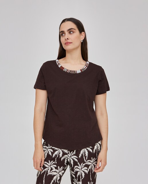 Imagen 0 de Camiseta de mujer de manga con cuello bordado de cuentas