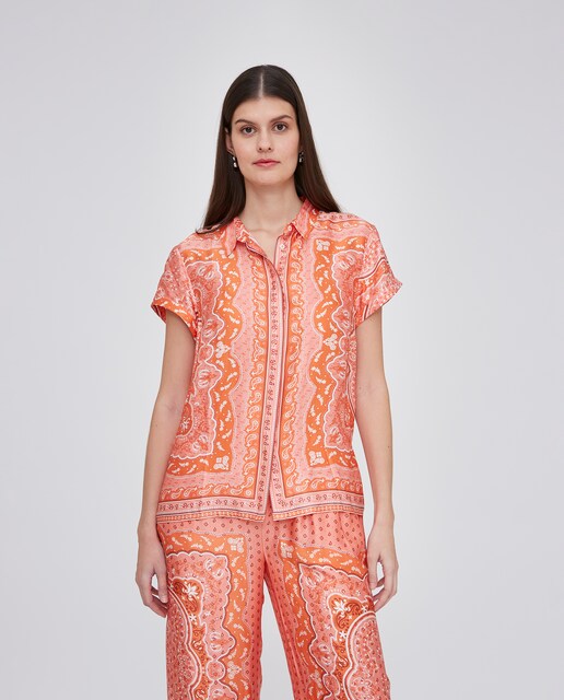 Imagen 0 de Blusa de mujer estampada con cuello camisero