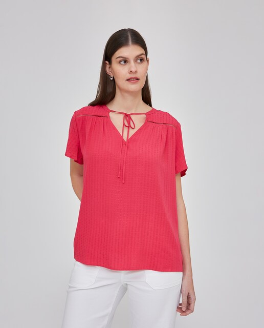 Imagen 0 de Blusa de mujer con escote pico y detalle entredós