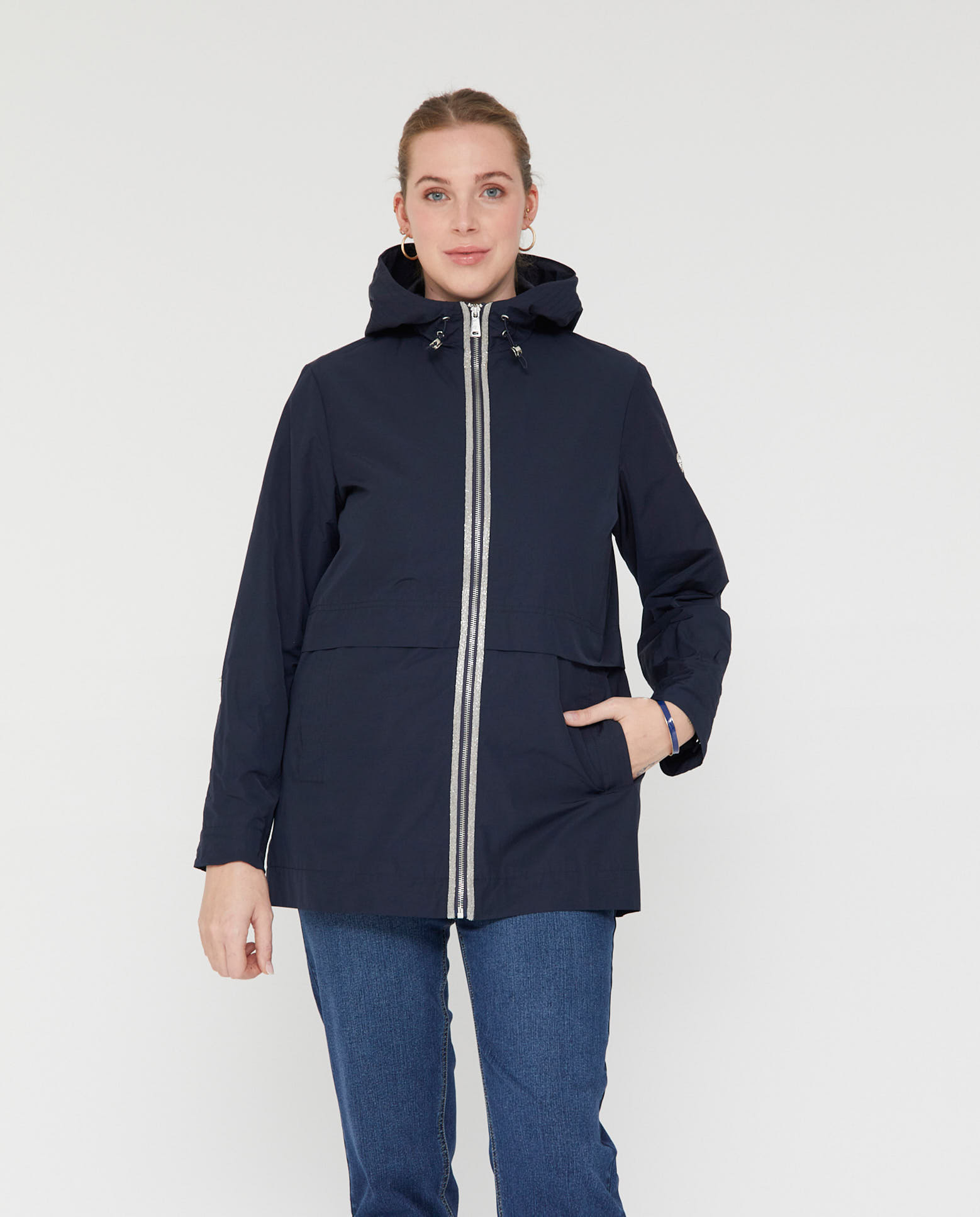 October - Parka de mujer con capucha y detalle de cadena.