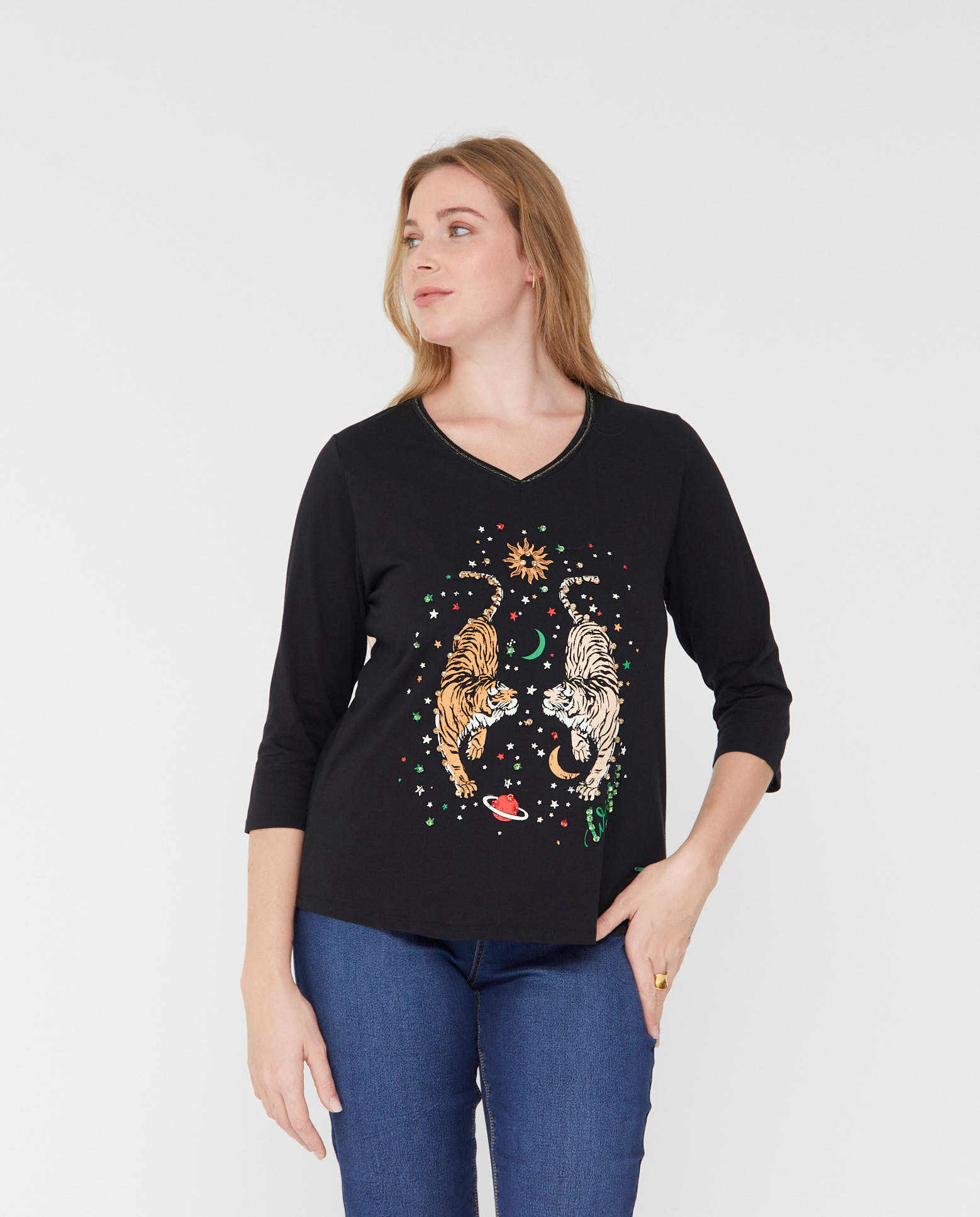 Camiseta cuello pico estampado y piedras - October - Negro Negro-1