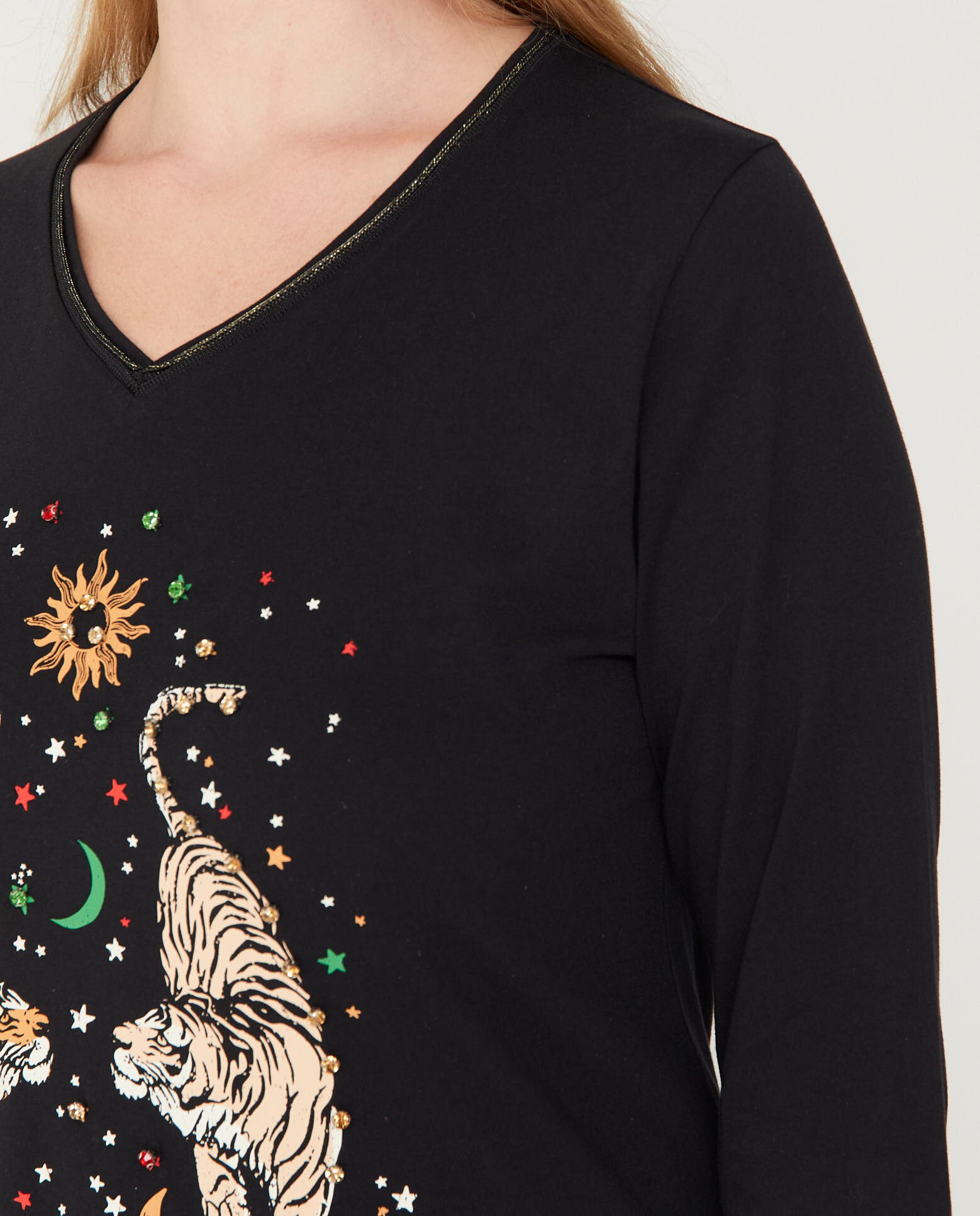 Camiseta cuello pico estampado y piedras - October - Negro Negro-3