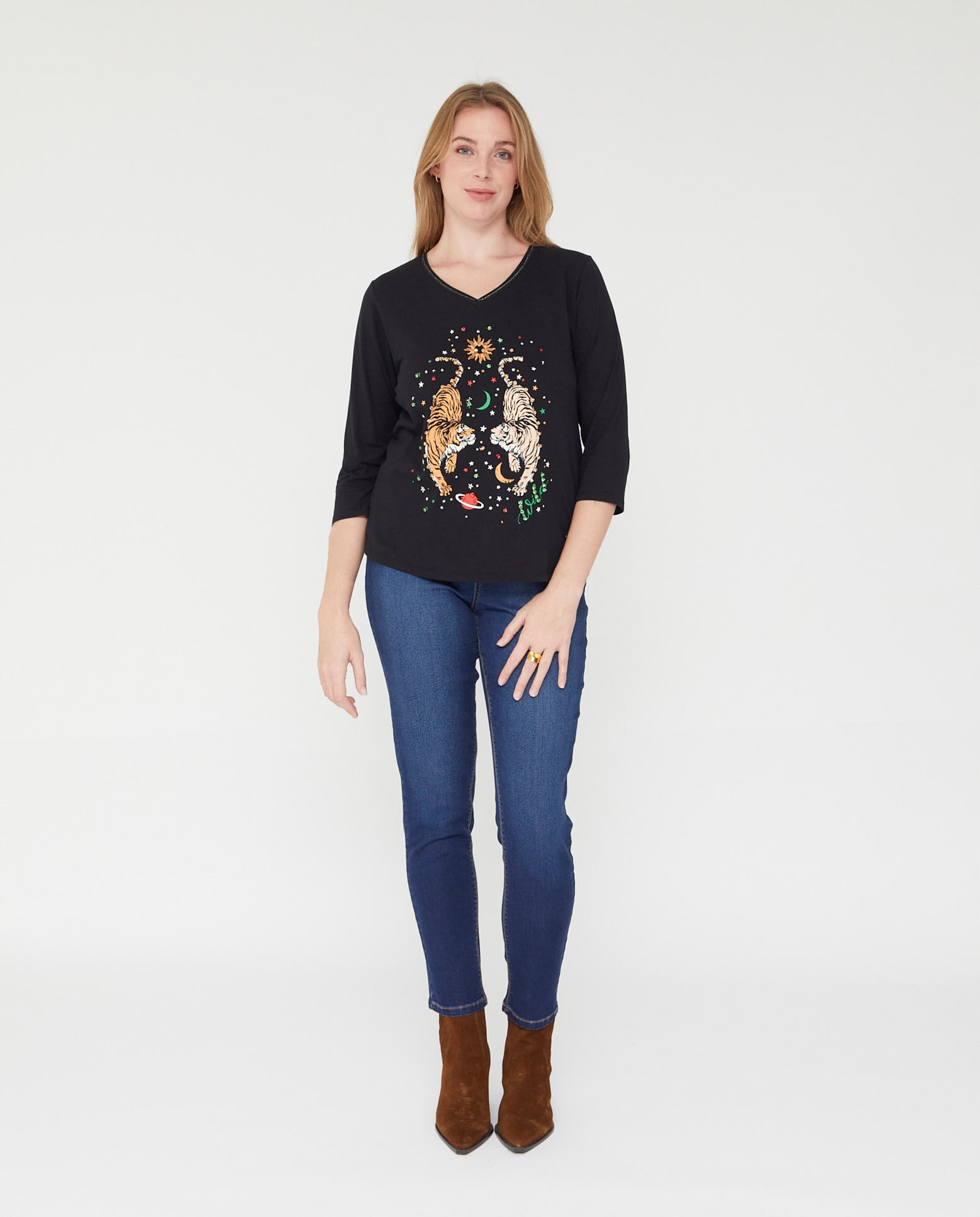 Camiseta cuello pico estampado y piedras - October - Negro Negro-4