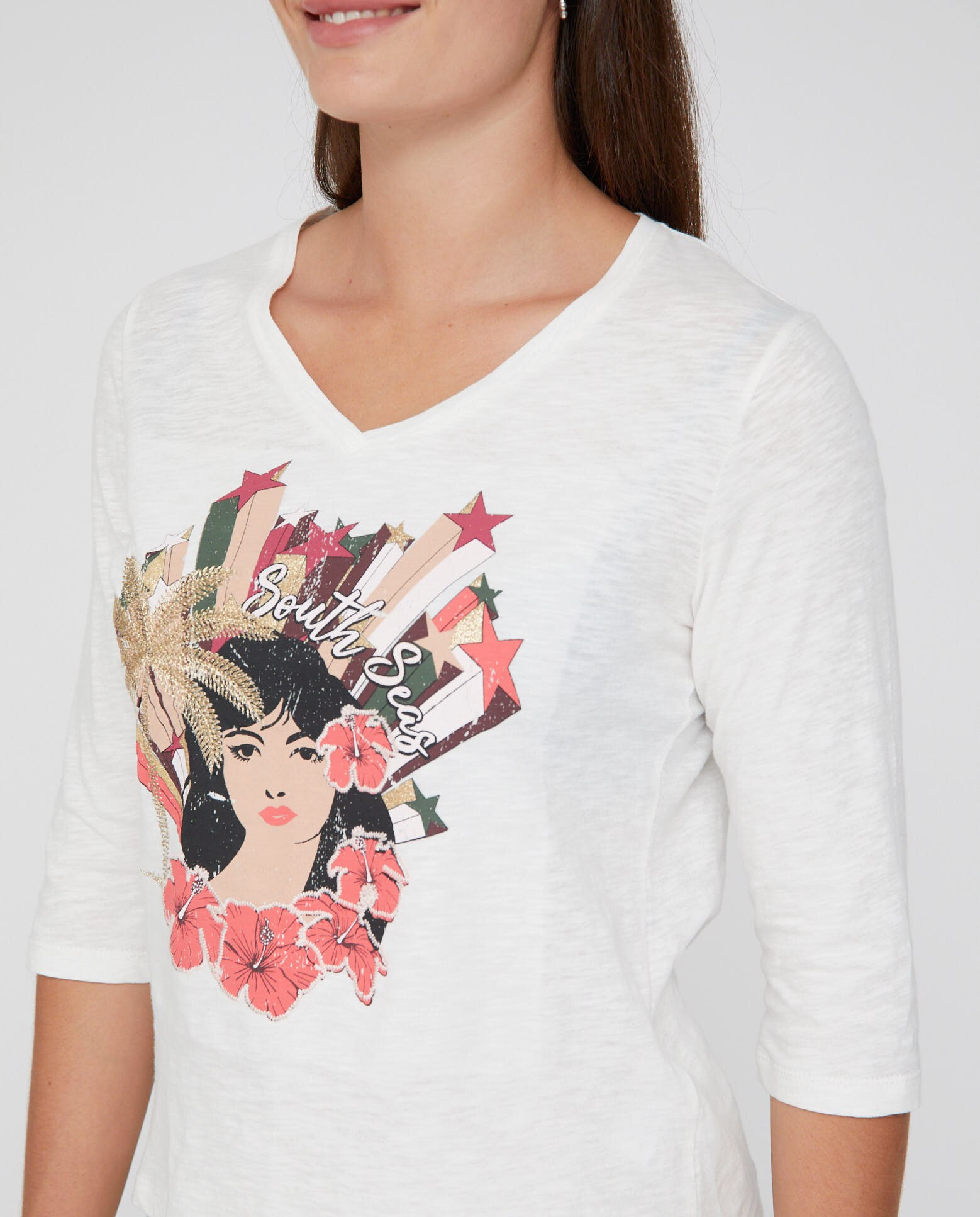 Camiseta de mujer escote pico estampado posicional y bordado - October - Crudo Crudo-3