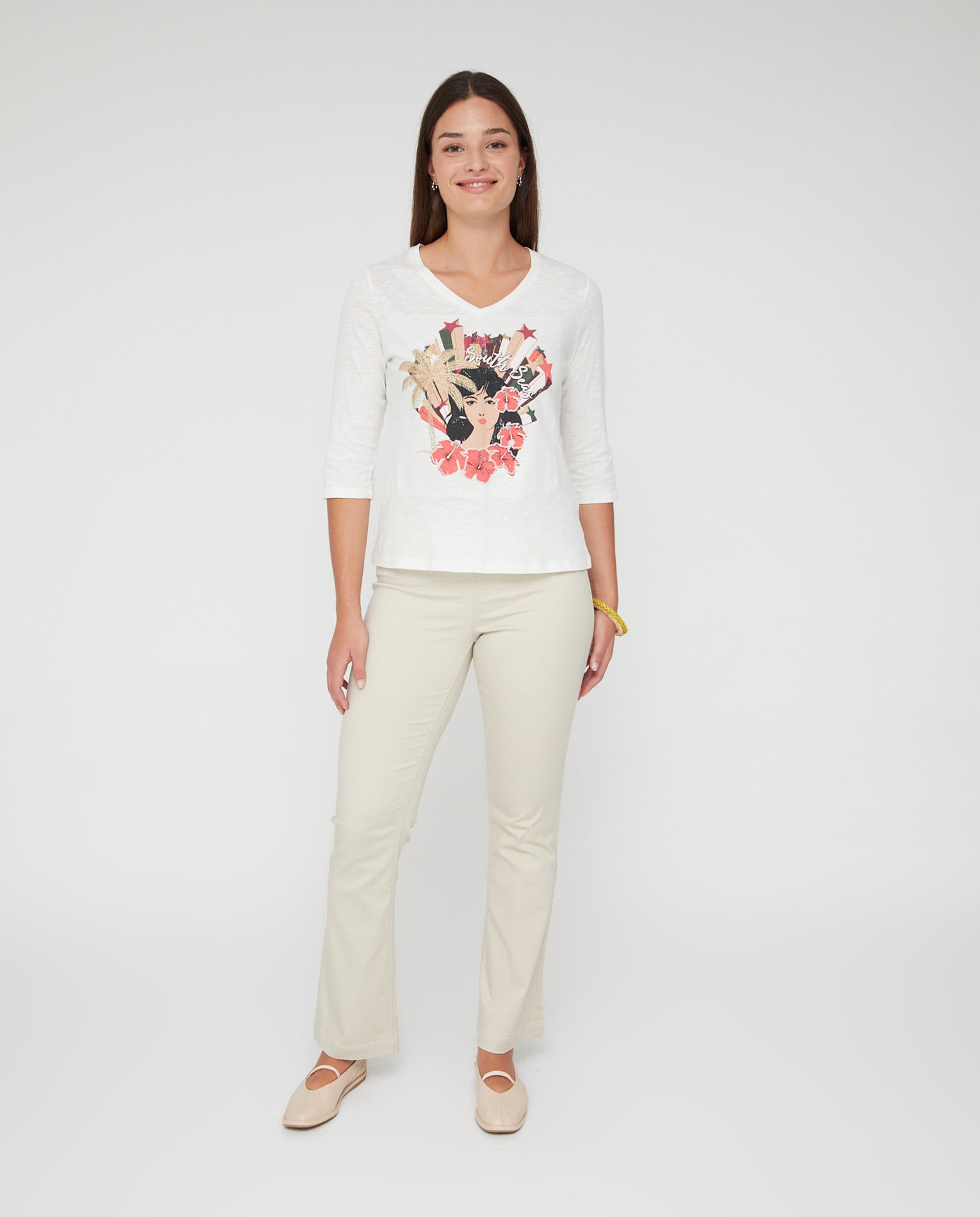Camiseta de mujer escote pico estampado posicional y bordado - October - Crudo Crudo-4