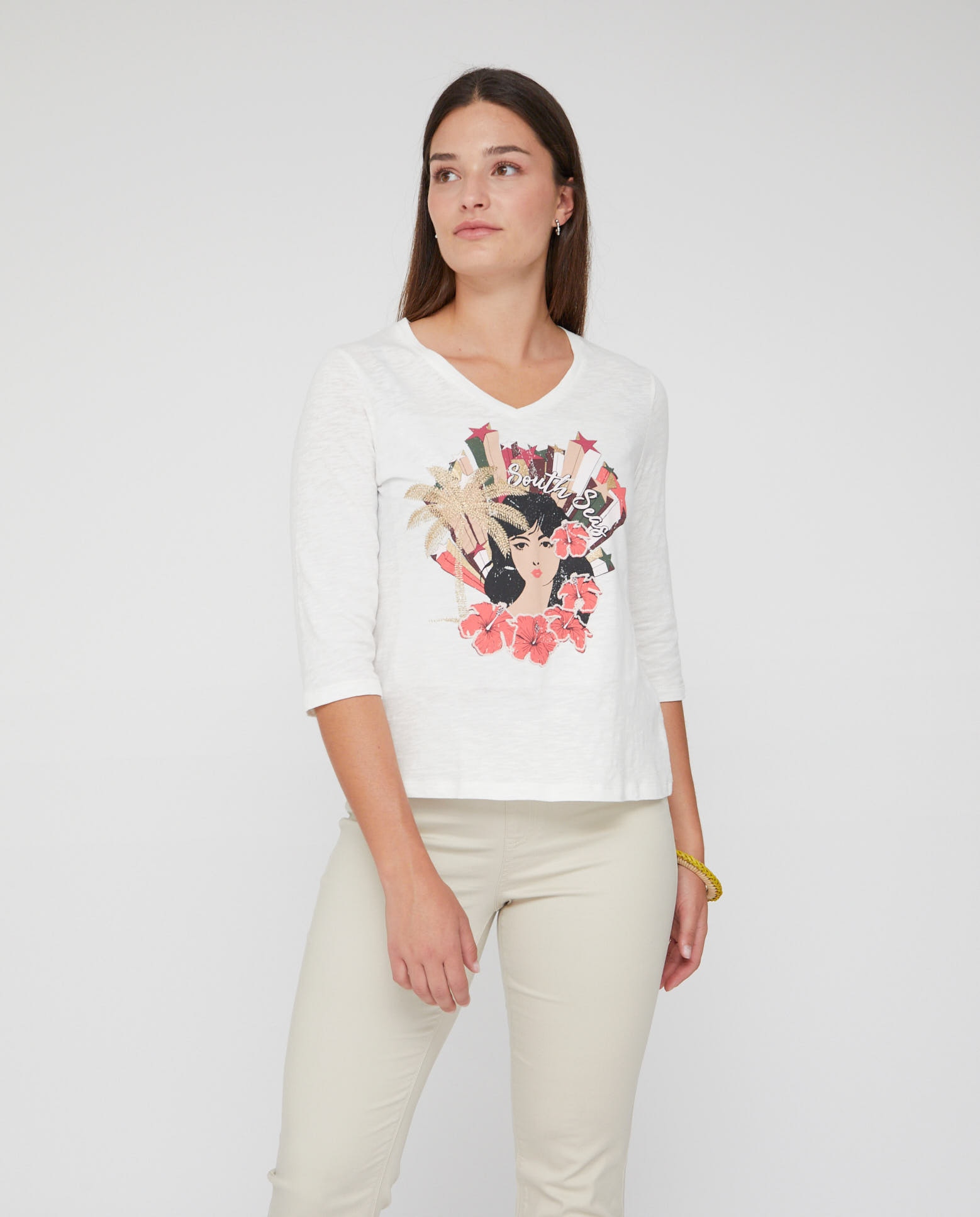 October - Camiseta de mujer escote pico estampado posicional y bordado.