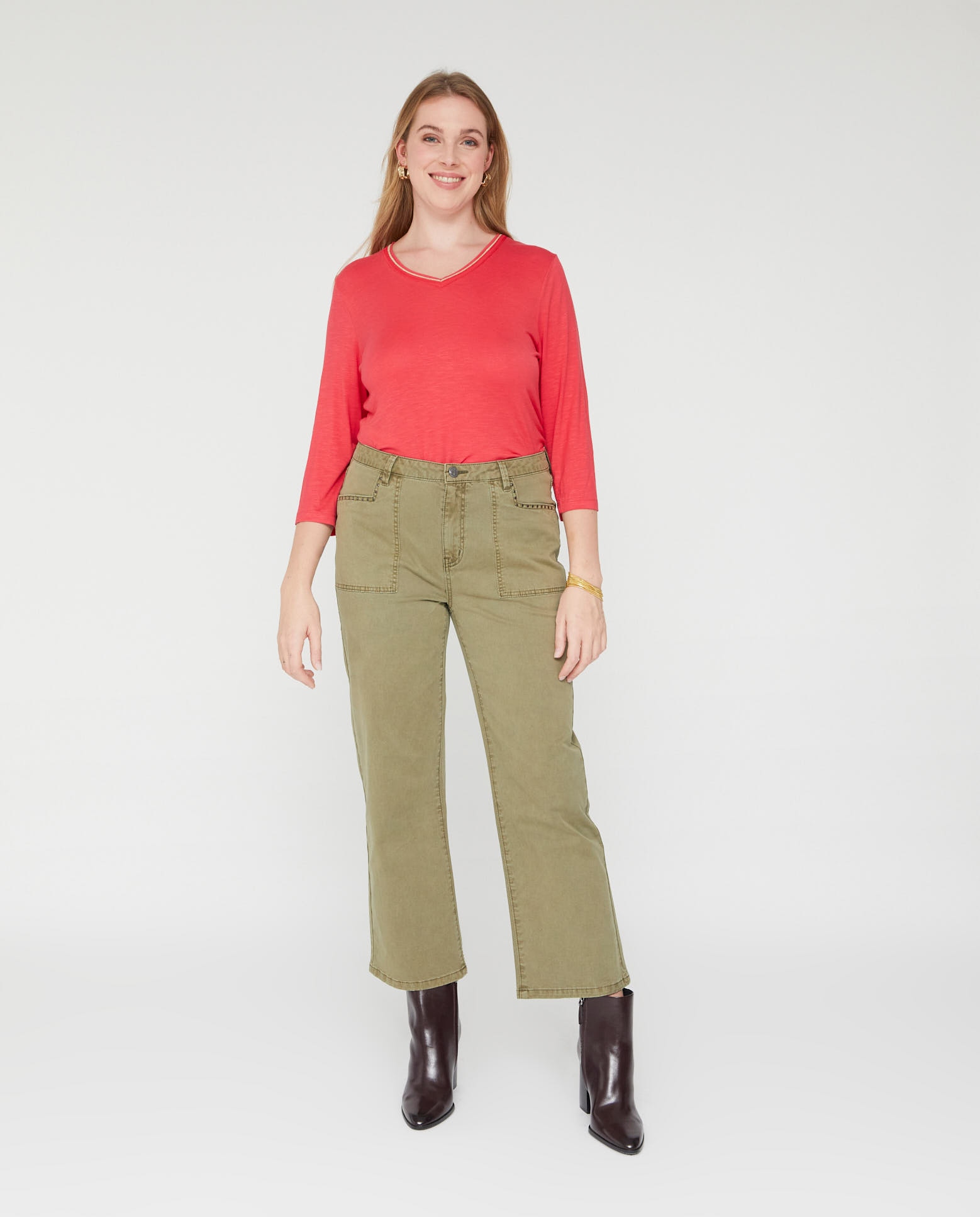 October - Pantalones rectos de mujer bolsillos plastron y tachas.