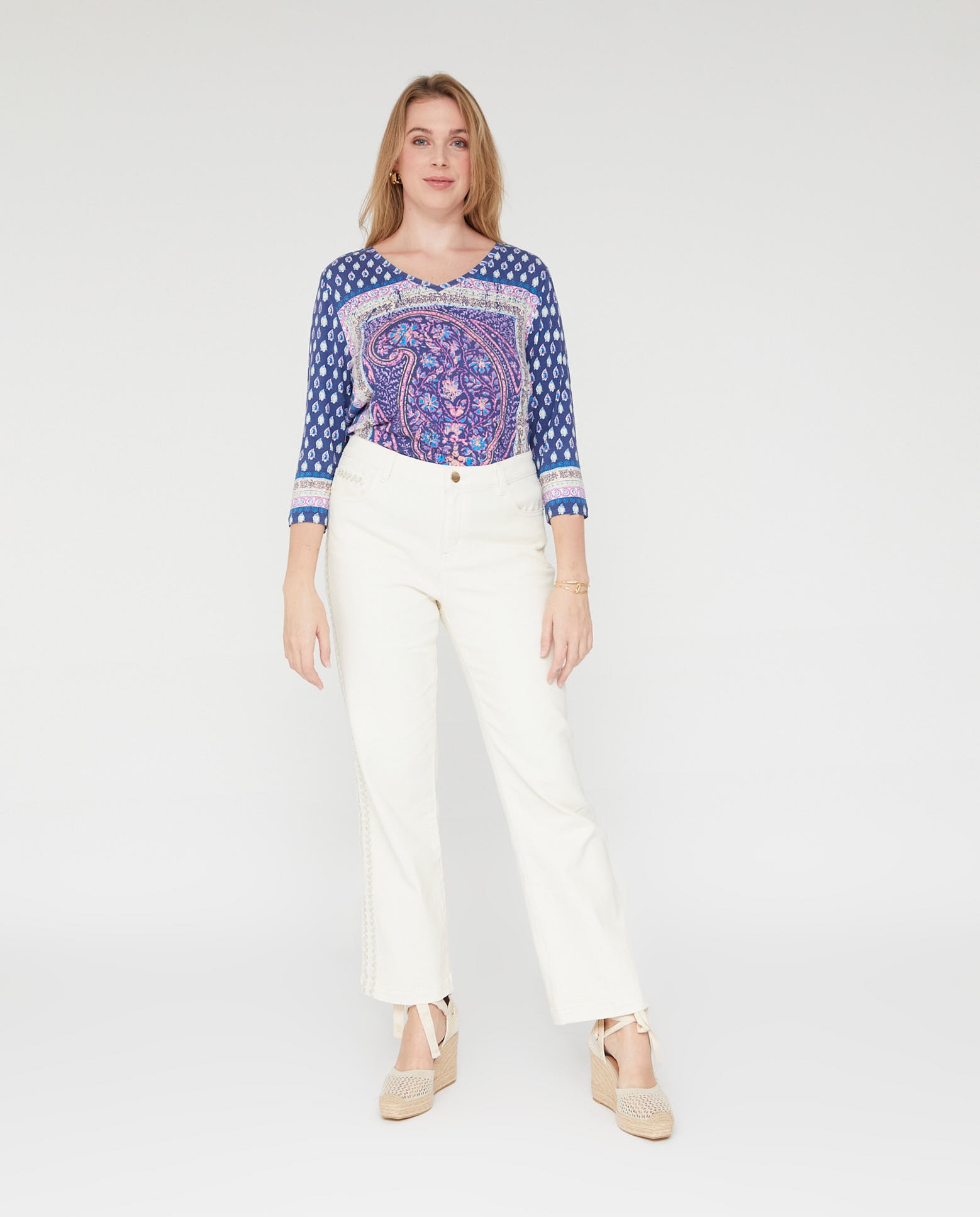 October - Pantalón acampanado de mujer largo cinco bolsillos con bordados metalizados.