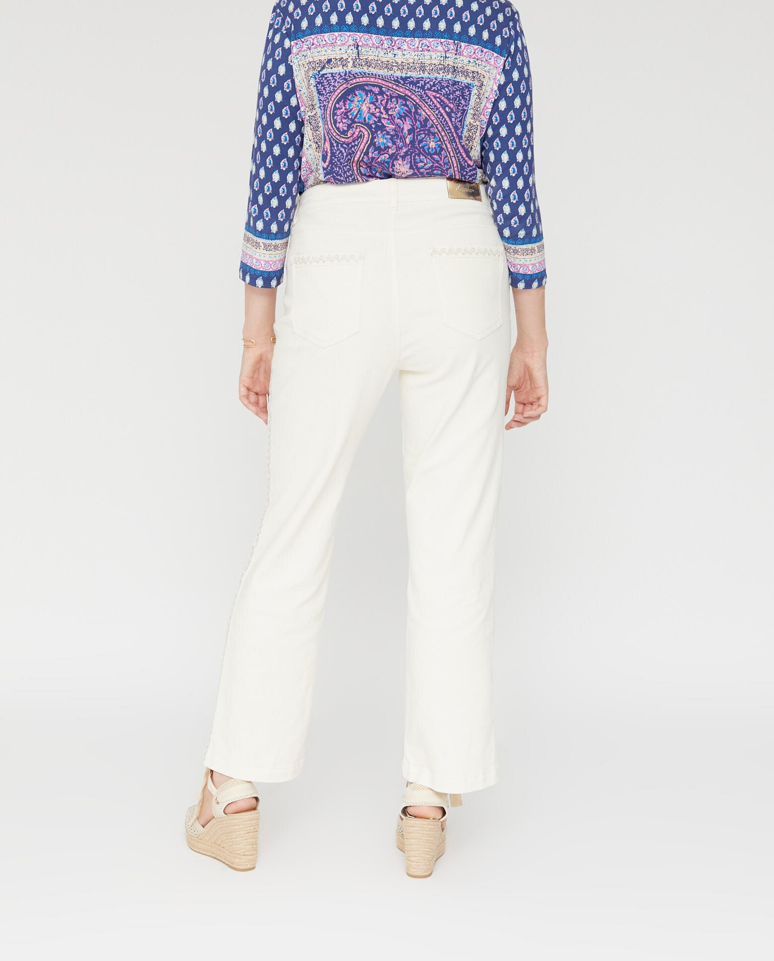Imagen 2 de Pantalón acampanado de mujer largo cinco bolsillos con bordados metalizados - October - Blanco Blanco