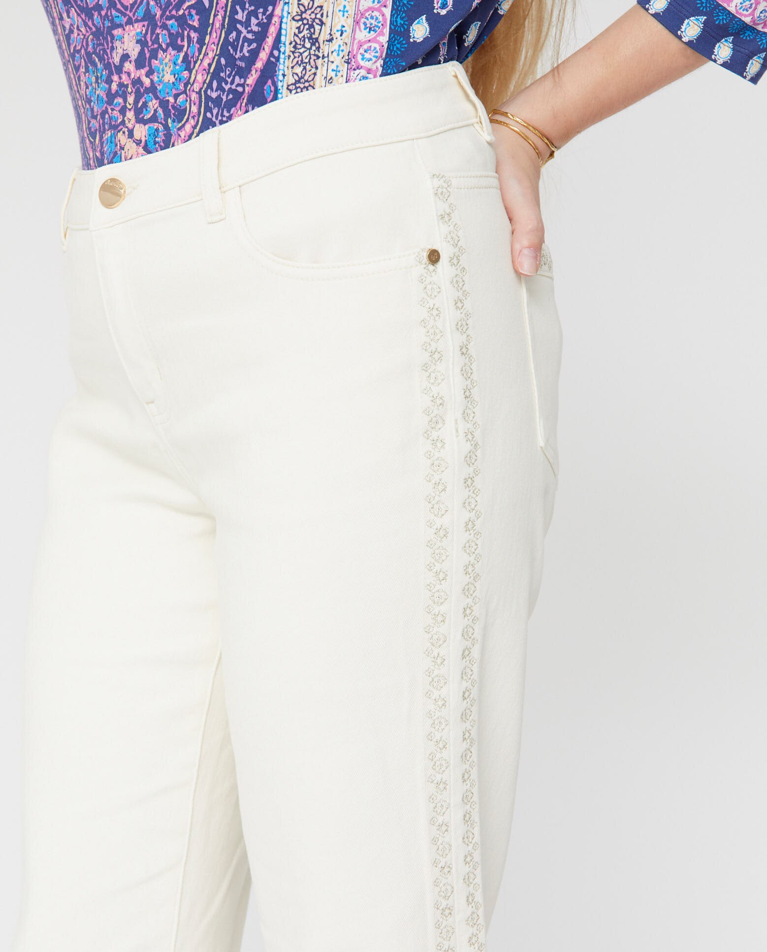Imagen 3 de Pantalón acampanado de mujer largo cinco bolsillos con bordados metalizados - October - Blanco Blanco
