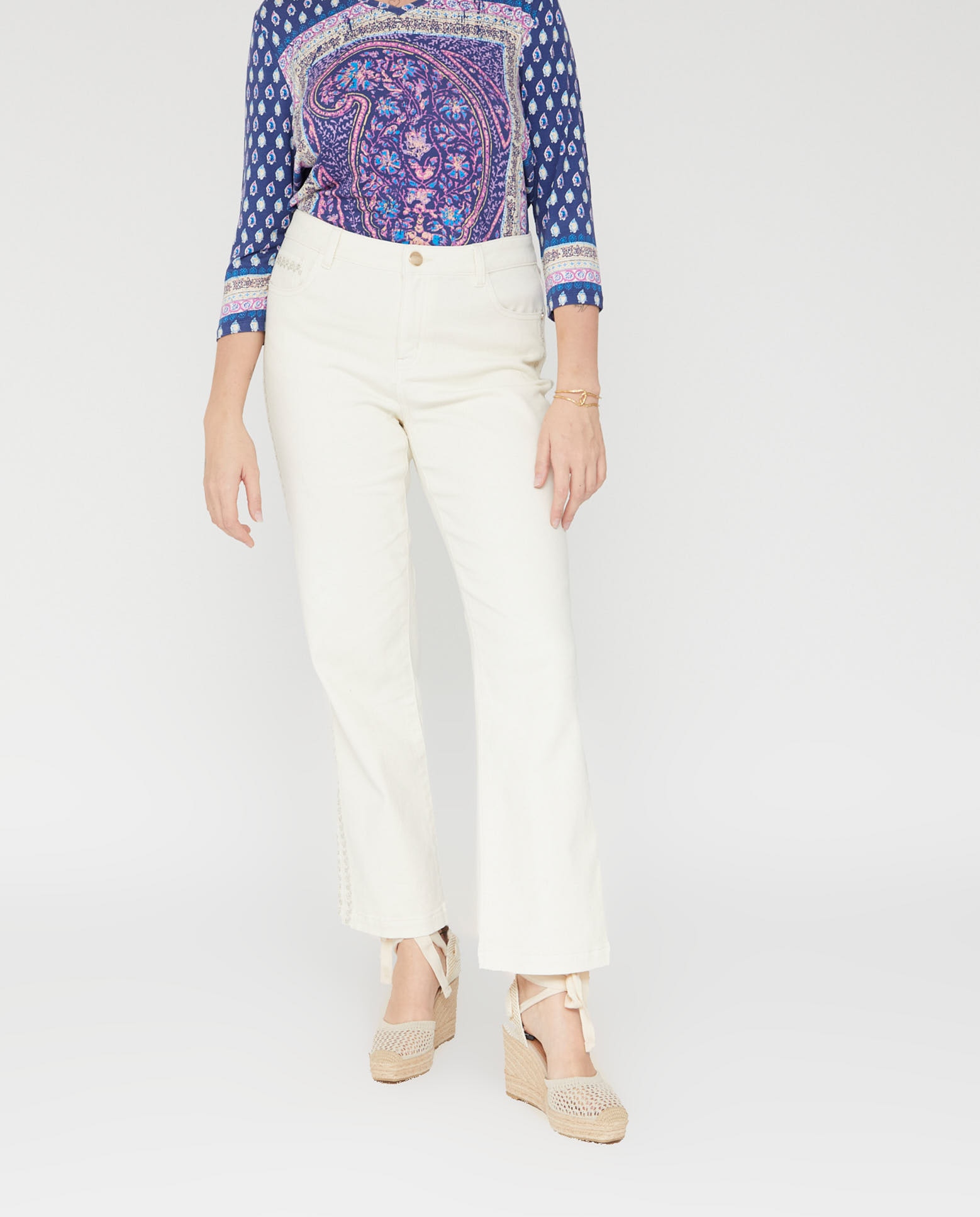 Imagen 4 de Pantalón acampanado de mujer largo cinco bolsillos con bordados metalizados - October - Blanco Blanco