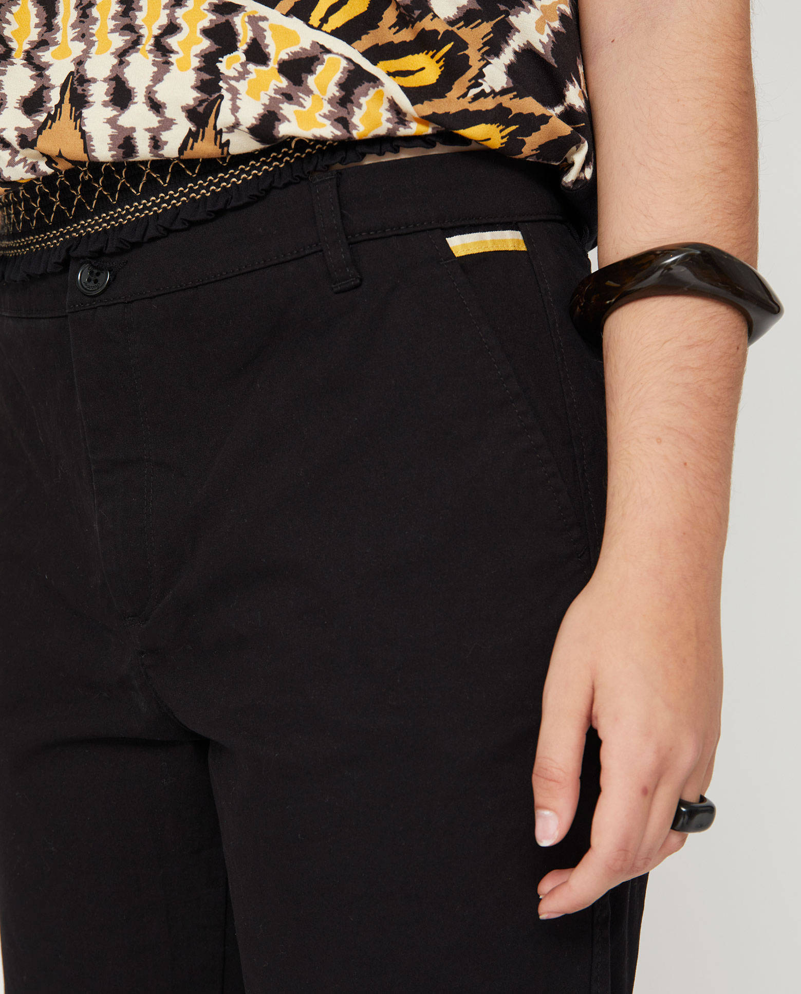 Pantalón corto de mujer con bolsillos laterales - October - Negro Negro-3