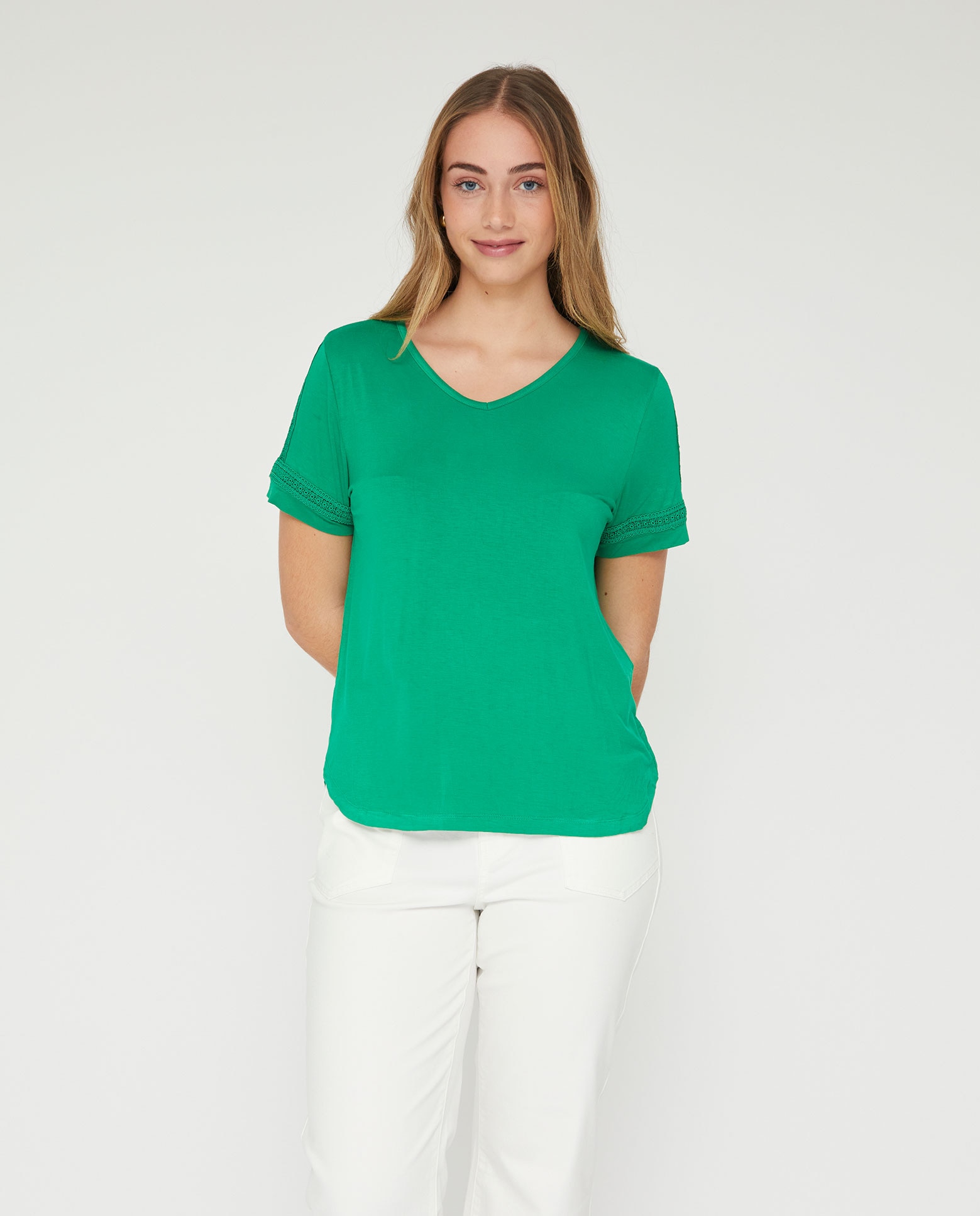 October - Camiseta de mujer escote pico y entredos.