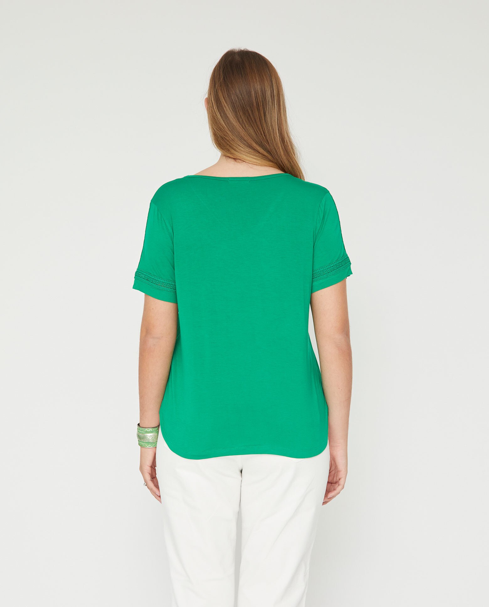 Camiseta de mujer escote pico y entredos - October - Verde Verde-2