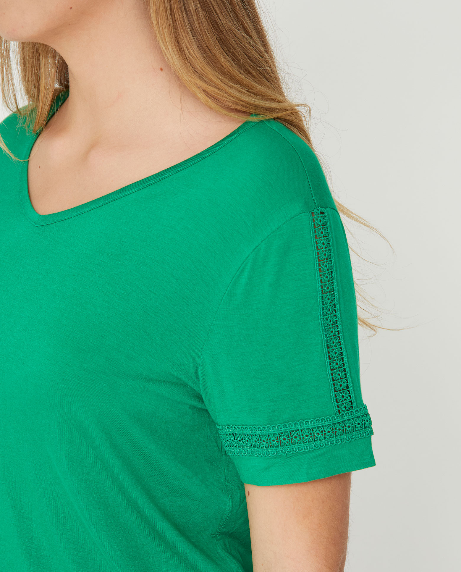 Camiseta de mujer escote pico y entredos - October - Verde Verde-3