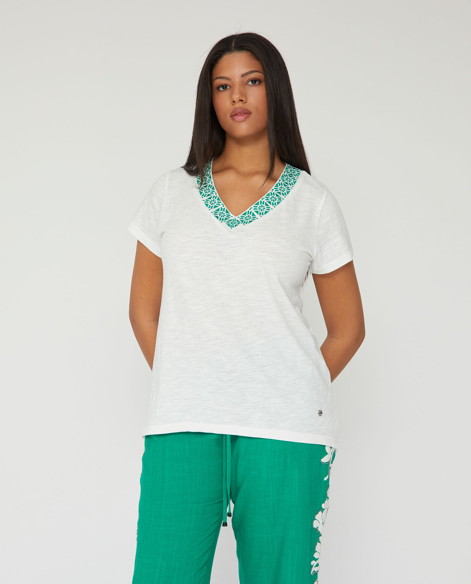 Camiseta de mujer escote pico bordado en contraste - October - Blanco Blanco-1