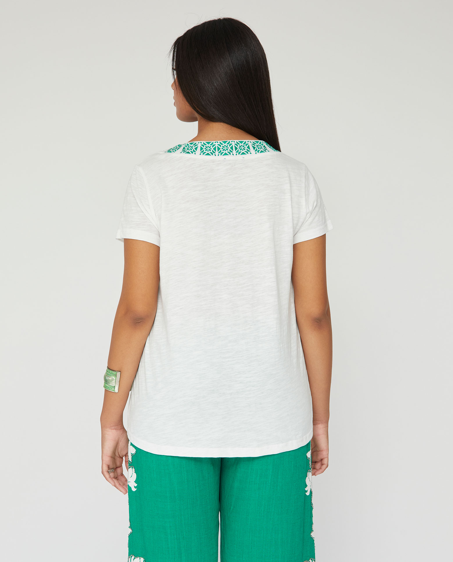 Camiseta de mujer escote pico bordado en contraste - October - Blanco Blanco-2