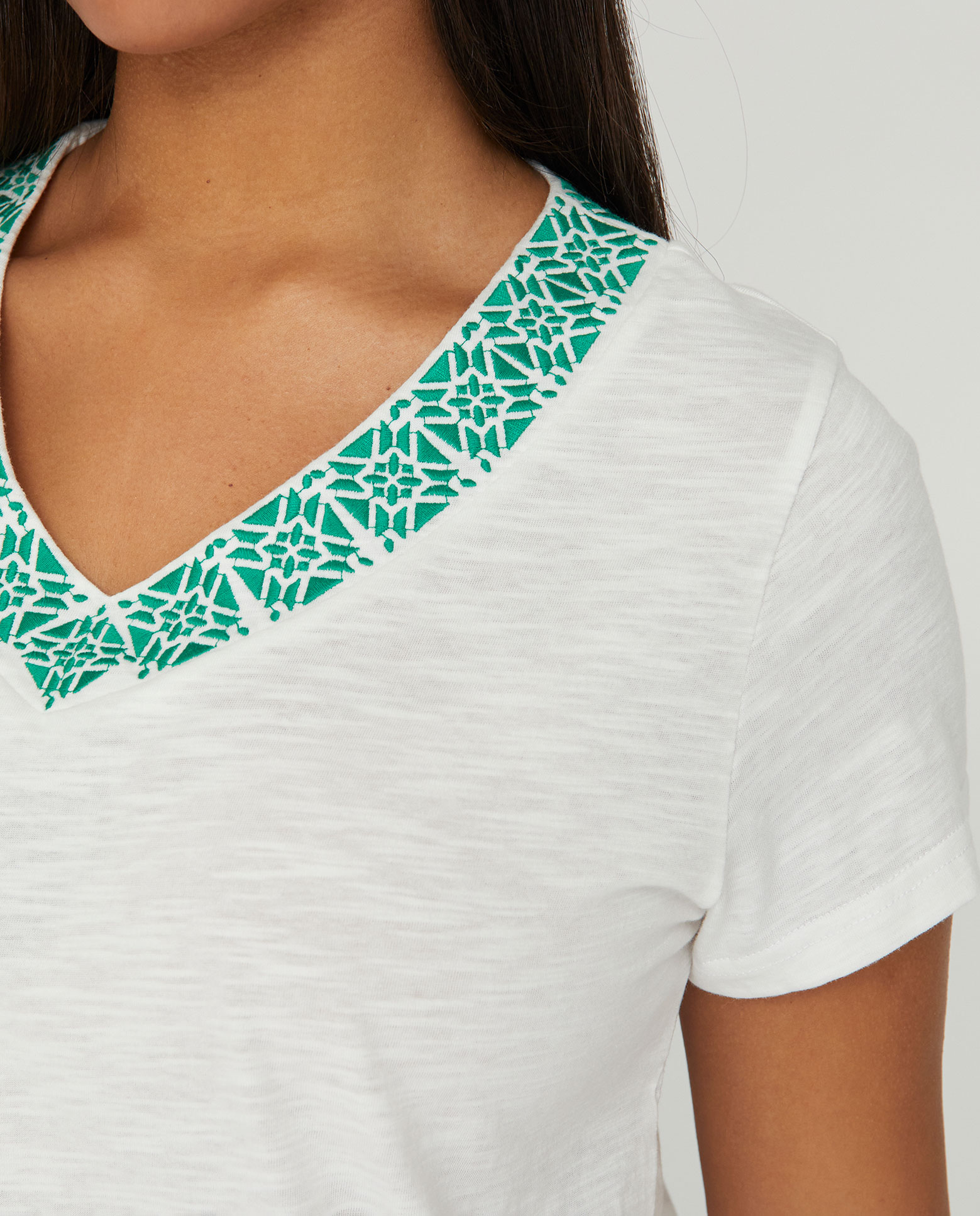 Camiseta de mujer escote pico bordado en contraste - October - Blanco Blanco-3
