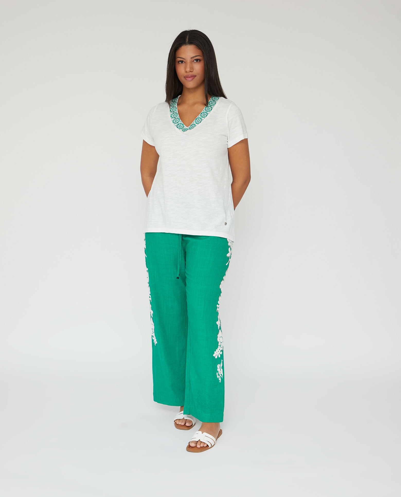 Camiseta de mujer escote pico bordado en contraste - October - Blanco Blanco-4