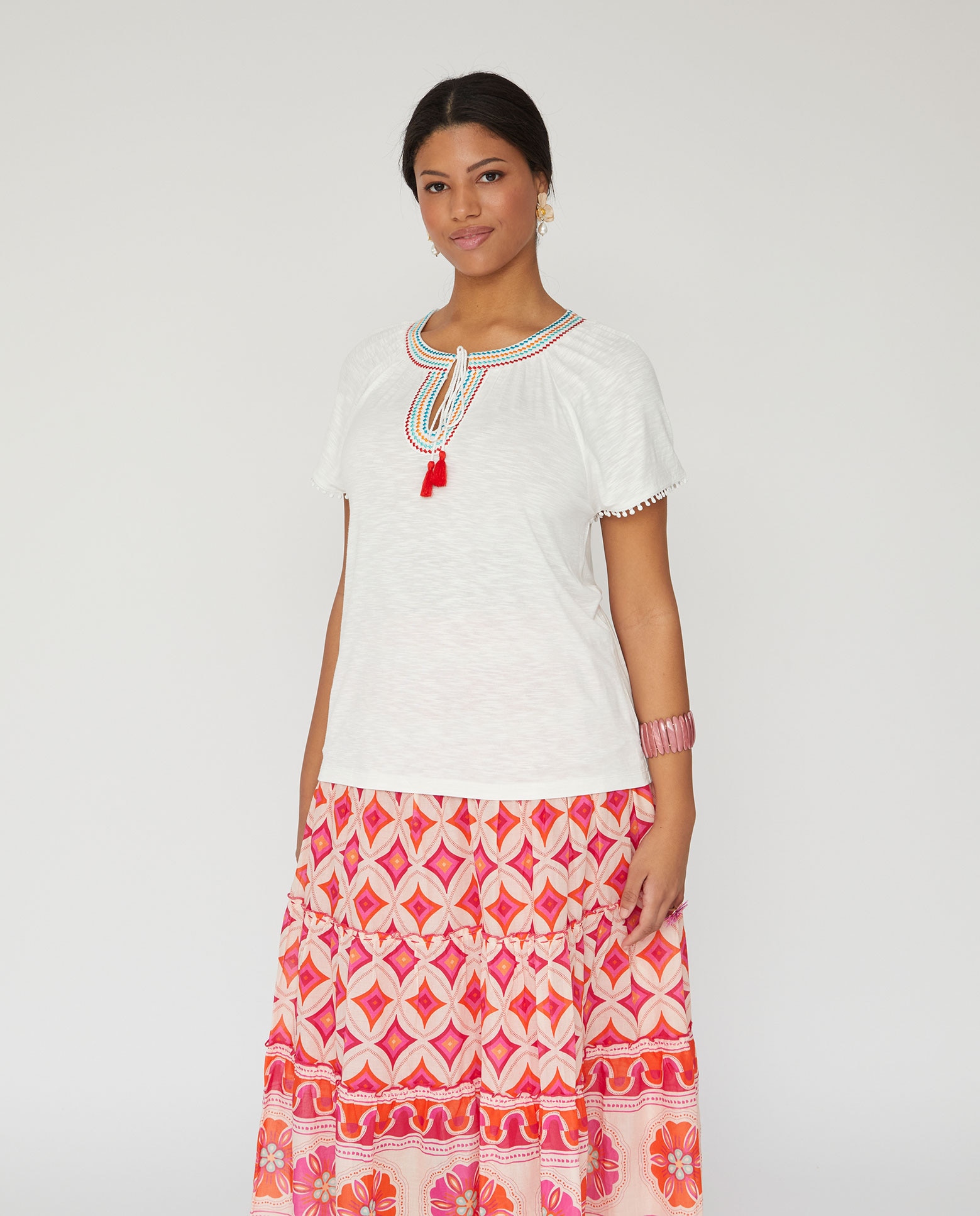 Camiseta de mujer bordado multicolor en cuello - October - Blanco Blanco-1