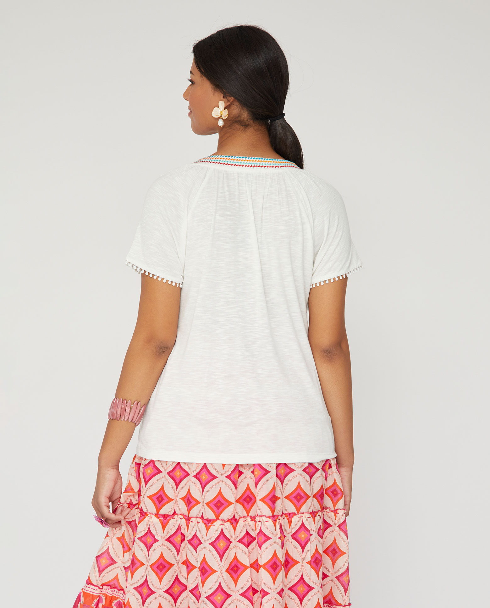 Camiseta de mujer bordado multicolor en cuello - October - Blanco Blanco-2