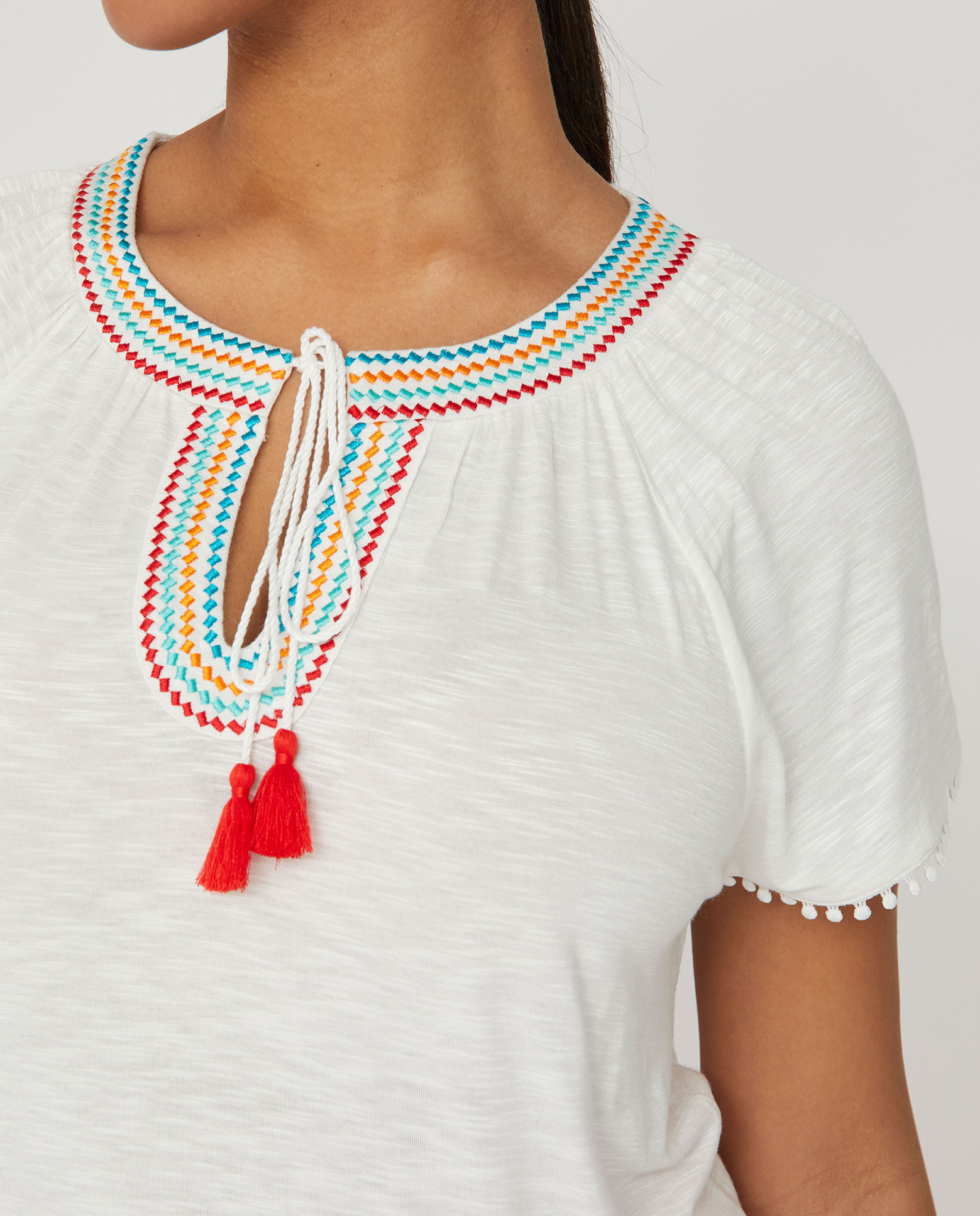 Camiseta de mujer bordado multicolor en cuello - October - Blanco Blanco-3