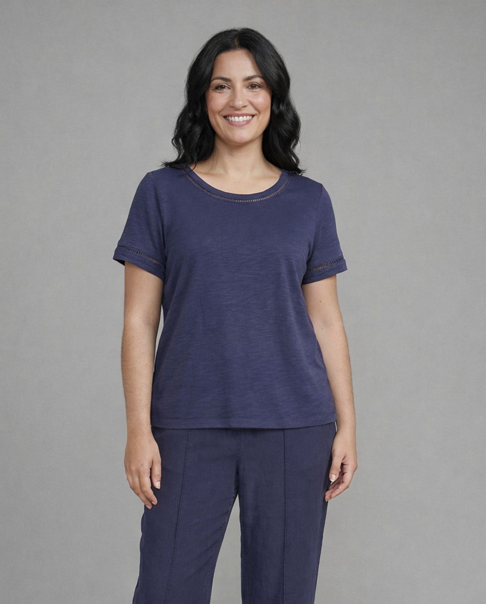 Camiseta de mujer escote pico con entredos - October - Azul marino Azul marino-1