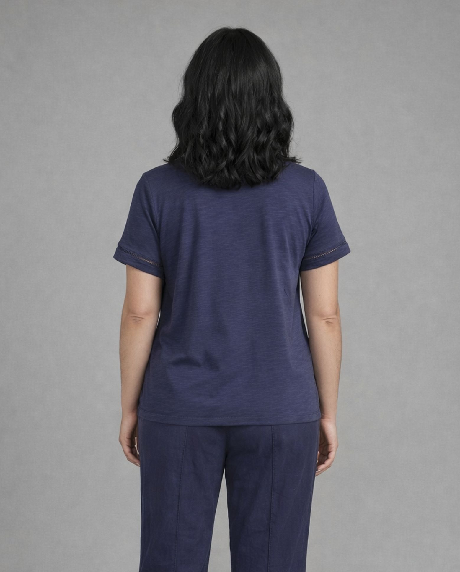 Camiseta de mujer escote pico con entredos - October - Azul marino Azul marino-2