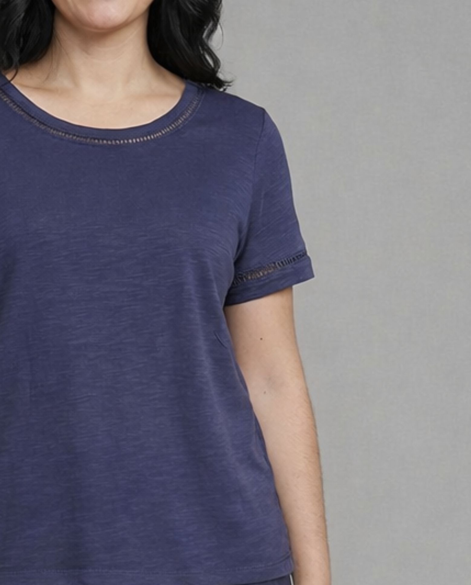 Camiseta de mujer escote pico con entredos - October - Azul marino Azul marino-3