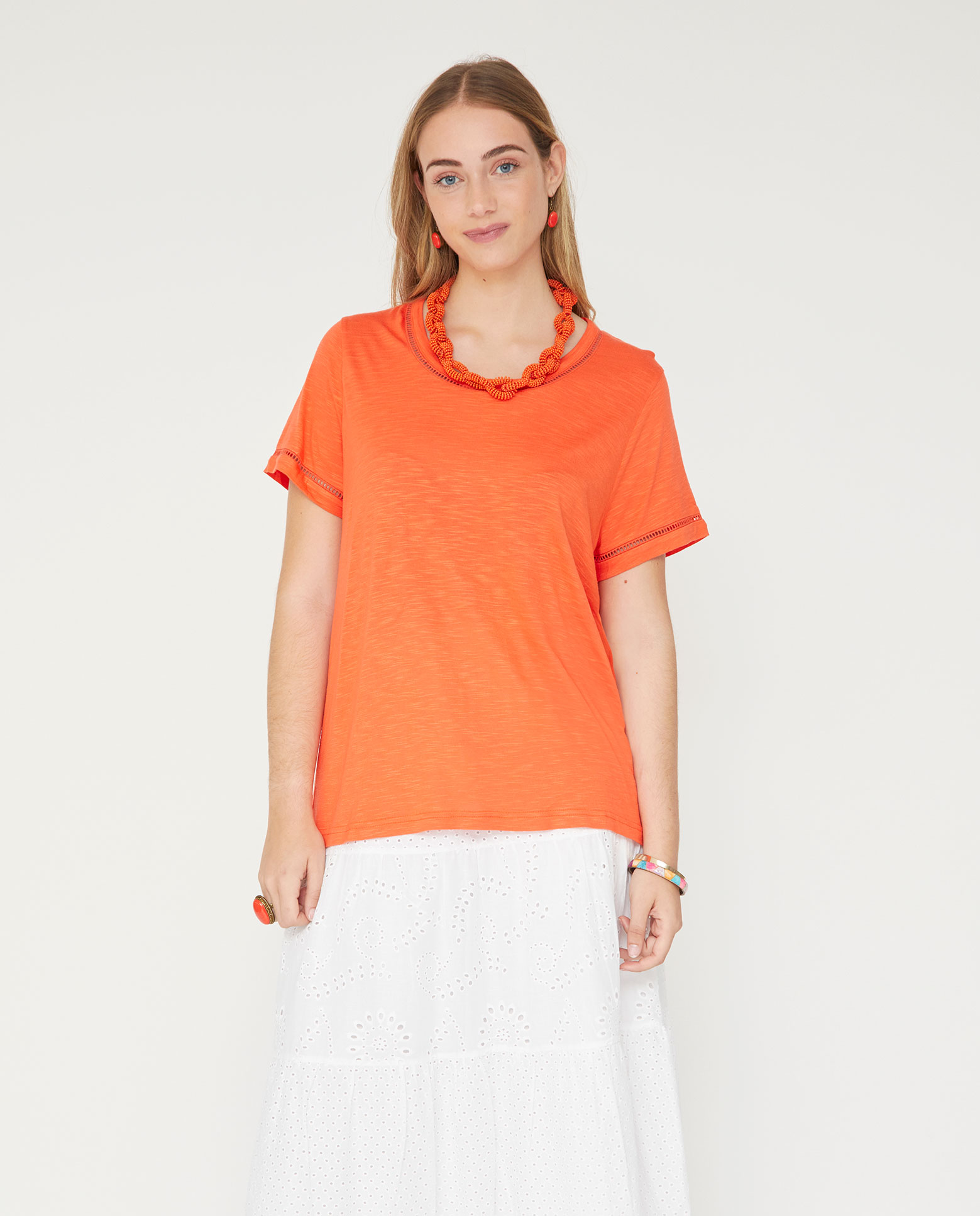 Camiseta de mujer escote pico con entredos - October - Coral Coral-1