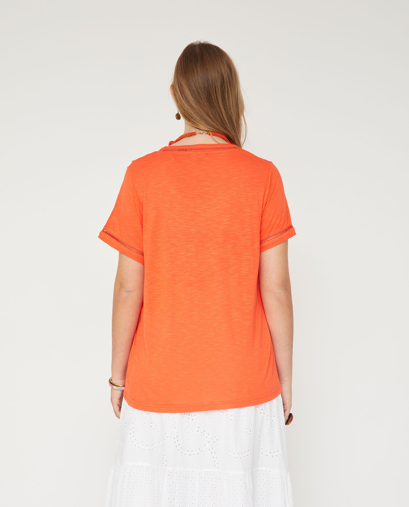 Camiseta de mujer escote pico con entredos - October - Coral Coral-2